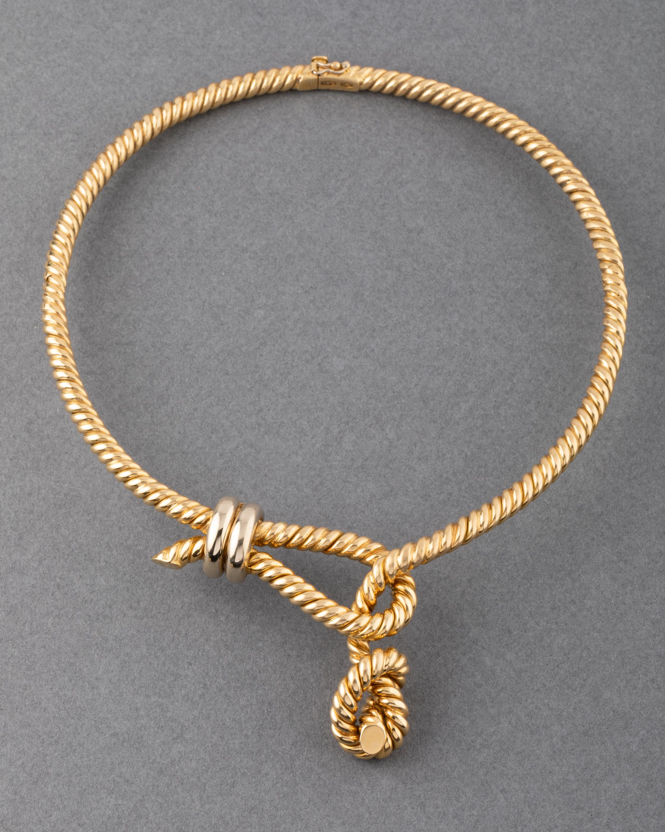 One elegant vintage necklace, made in yellow gold 18k.

Italian made (multiple hallmarks) circa 1960.

Total weight: 48.10 grams

The length is 38 cm