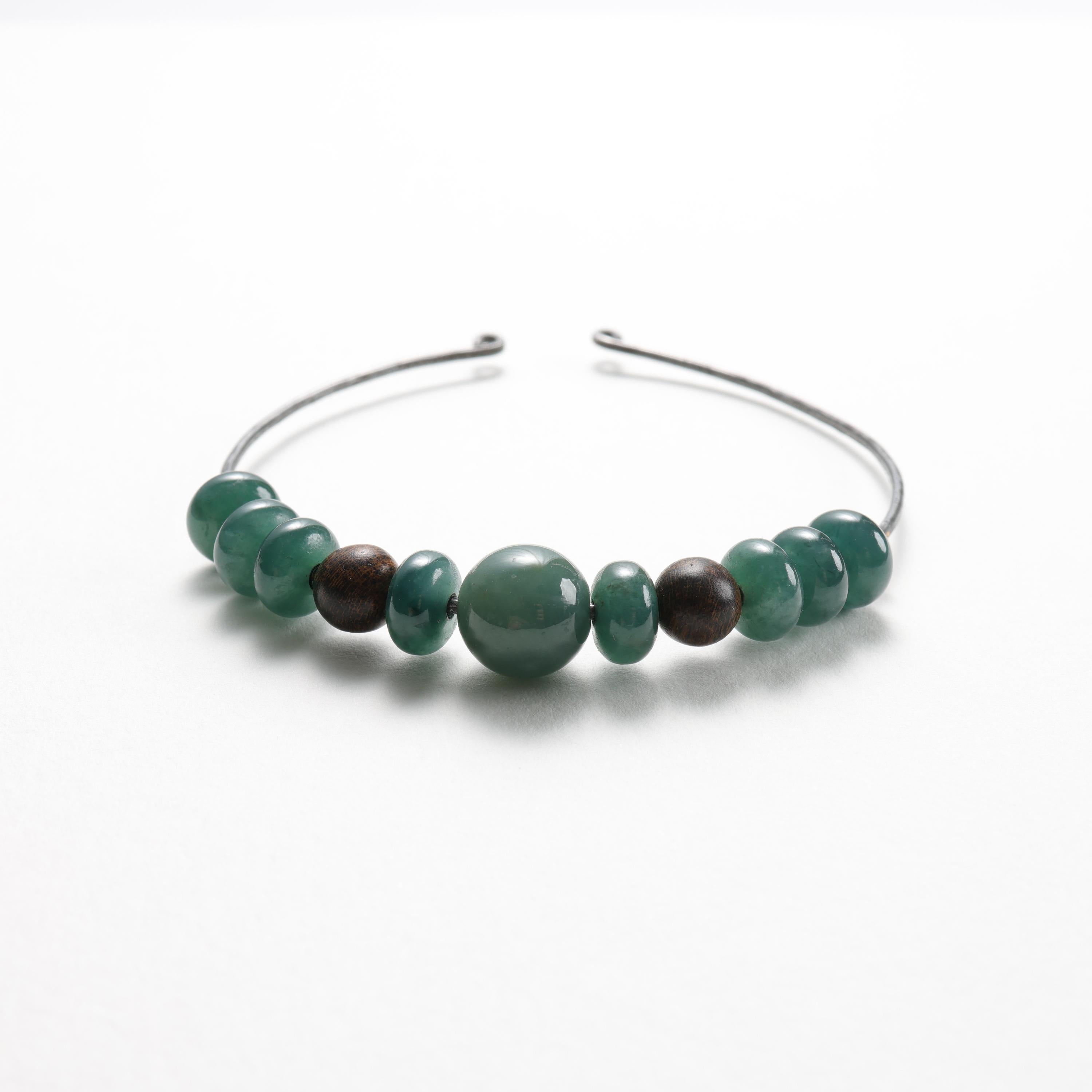 Artigiano Oro 18 carati, giada, bracciale creato con acciaio dell'Ohio, 70 mm in vendita