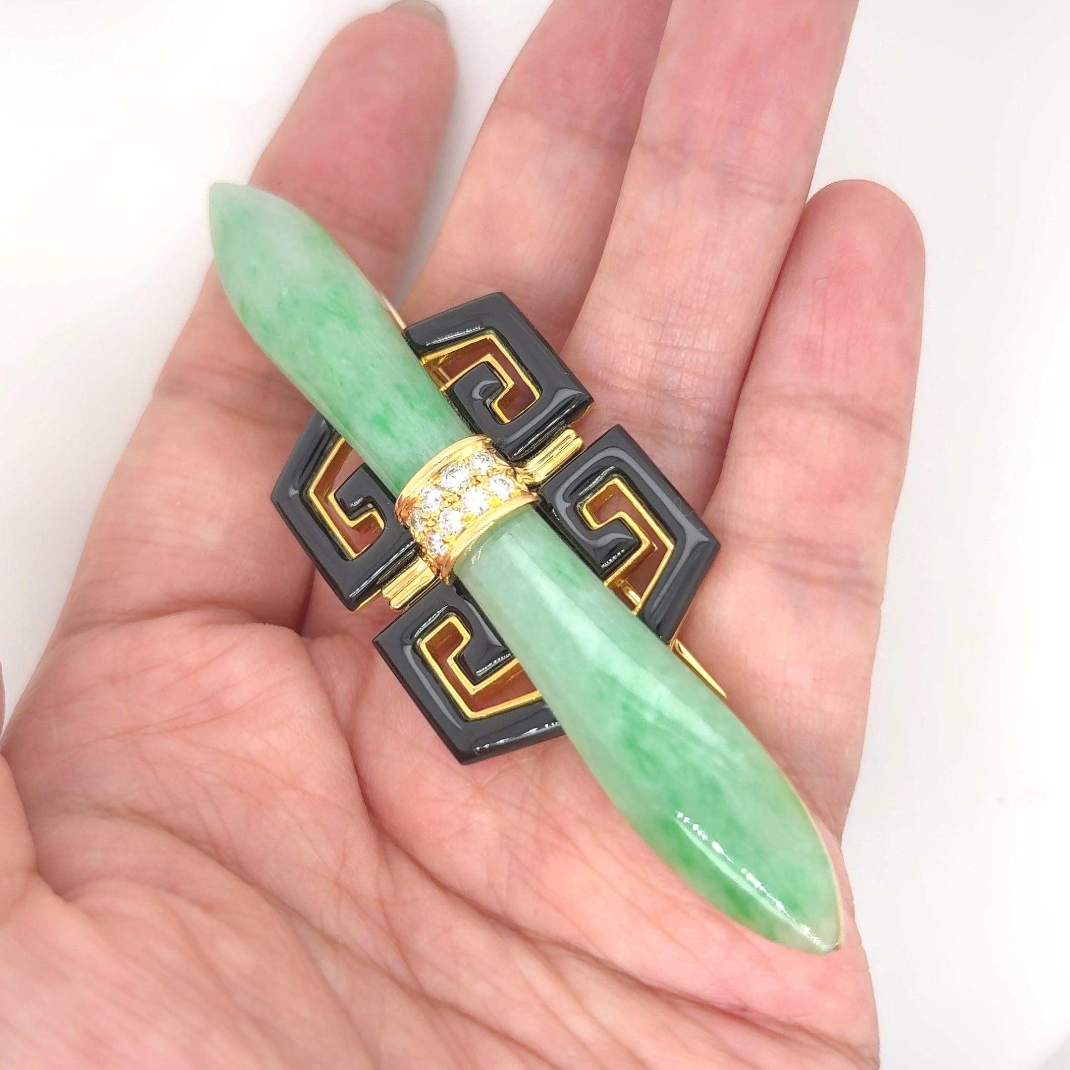 Taglio rotondo Spilla in oro 18k con giada e diamanti in vendita