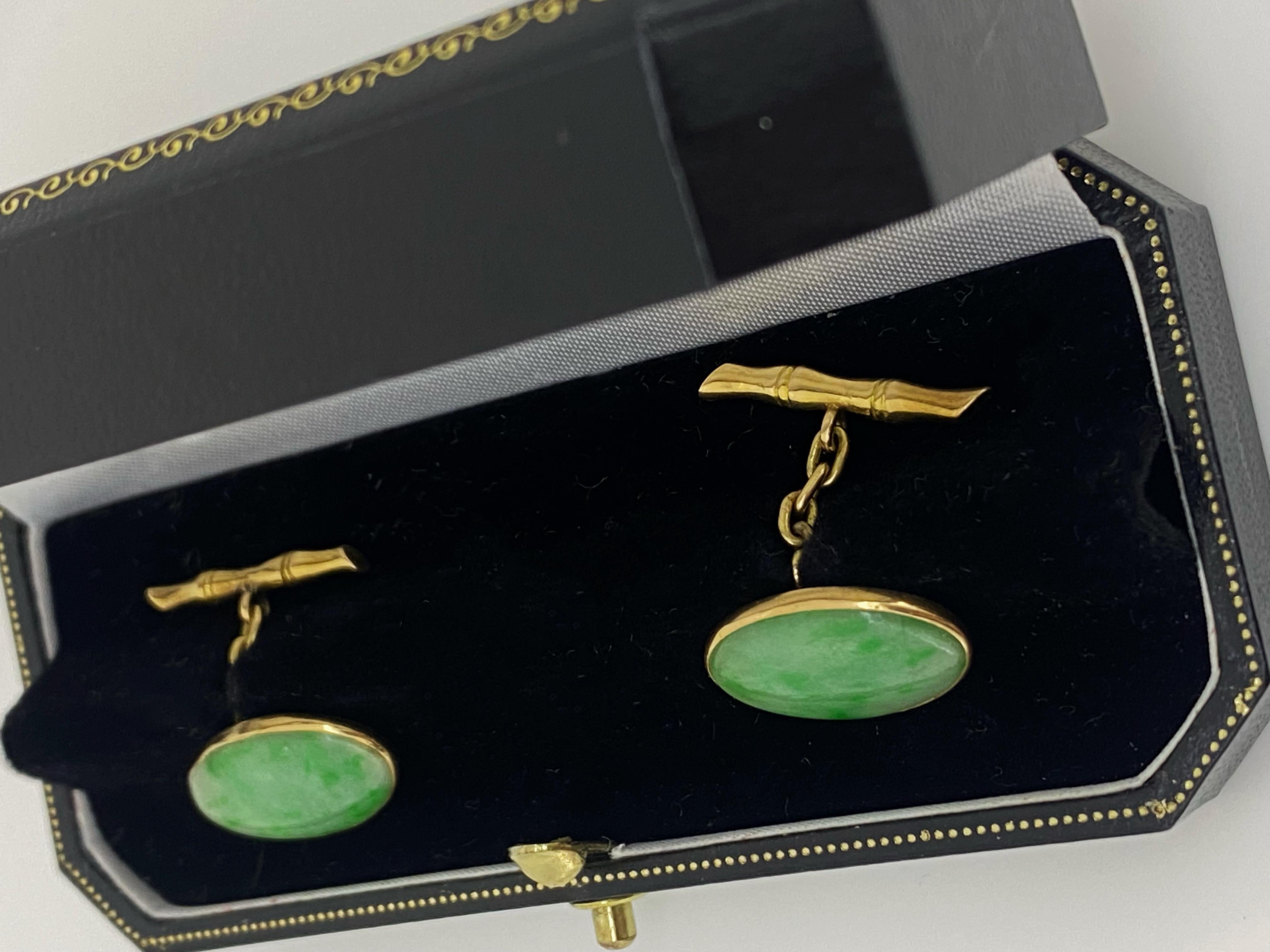 Designed as chain link cufflinks,
set with a top-quality oval cabochon Jade, 
measuring 20mm x 13mm 
of distinctive apple green colour  
this piece is retro, 
dating back to 1940’s, 
yet it’s in beautiful condition

Elongated oval chain links secure