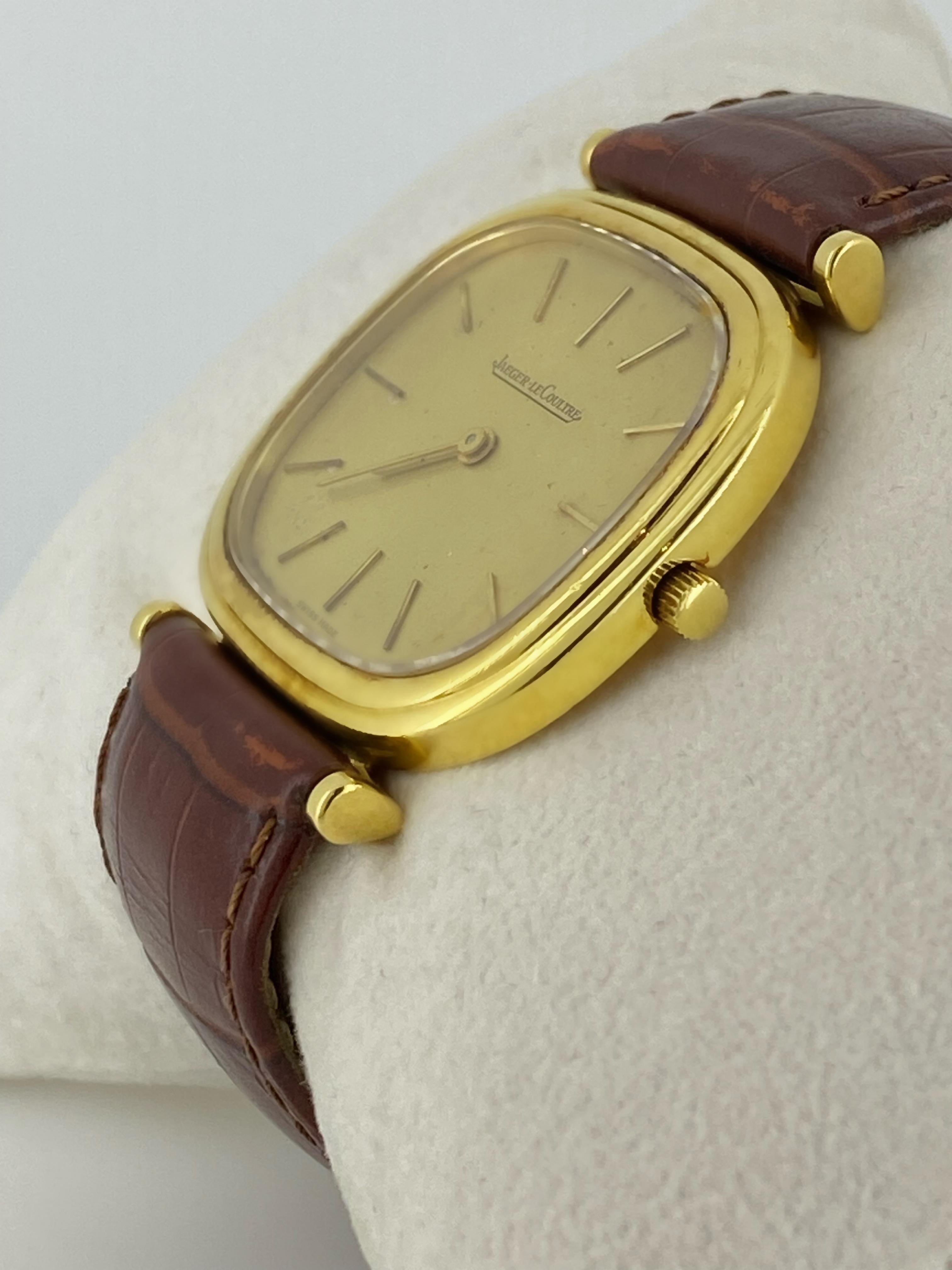 Retro 18K Gold Jaeger Le-Coultre ref 9132 Cushion Case Manual 17 jewels Cal 818 Watch For Sale