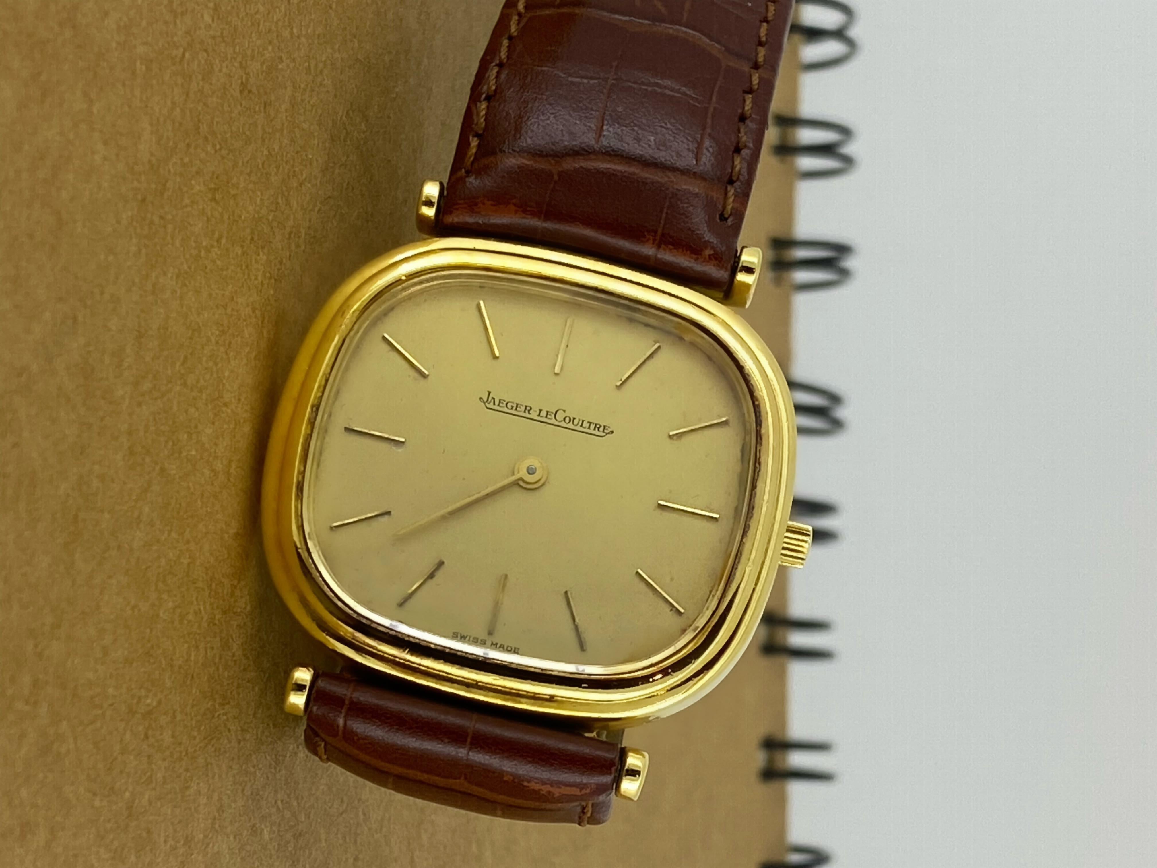 18K Gold Jaeger Le-Coultre ref 9132 Cushion Case Manual 17 jewels Cal 818 Watch In Excellent Condition For Sale In MELBOURNE, AU