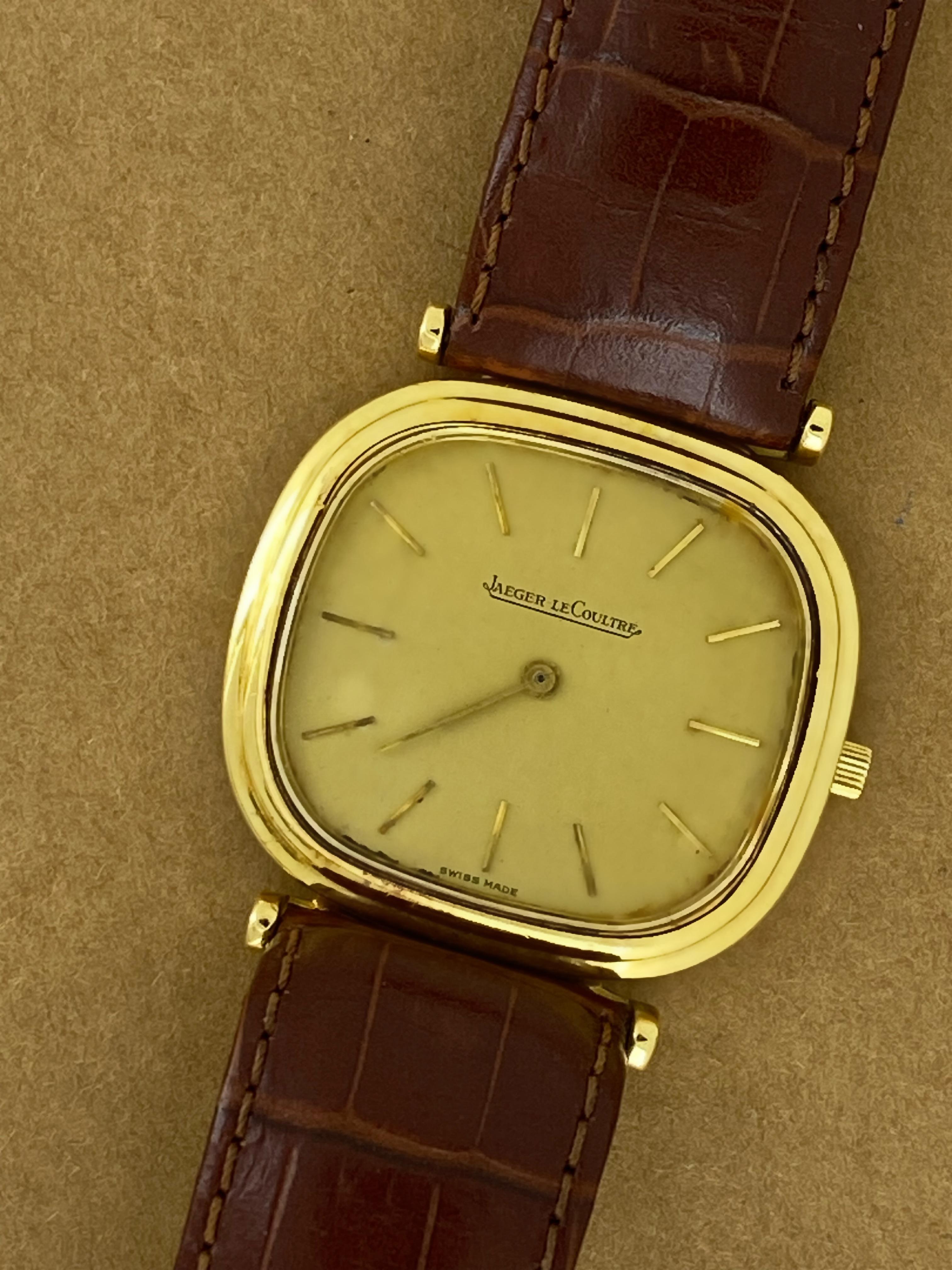 Men's 18K Gold Jaeger Le-Coultre ref 9132 Cushion Case Manual 17 jewels Cal 818 Watch For Sale