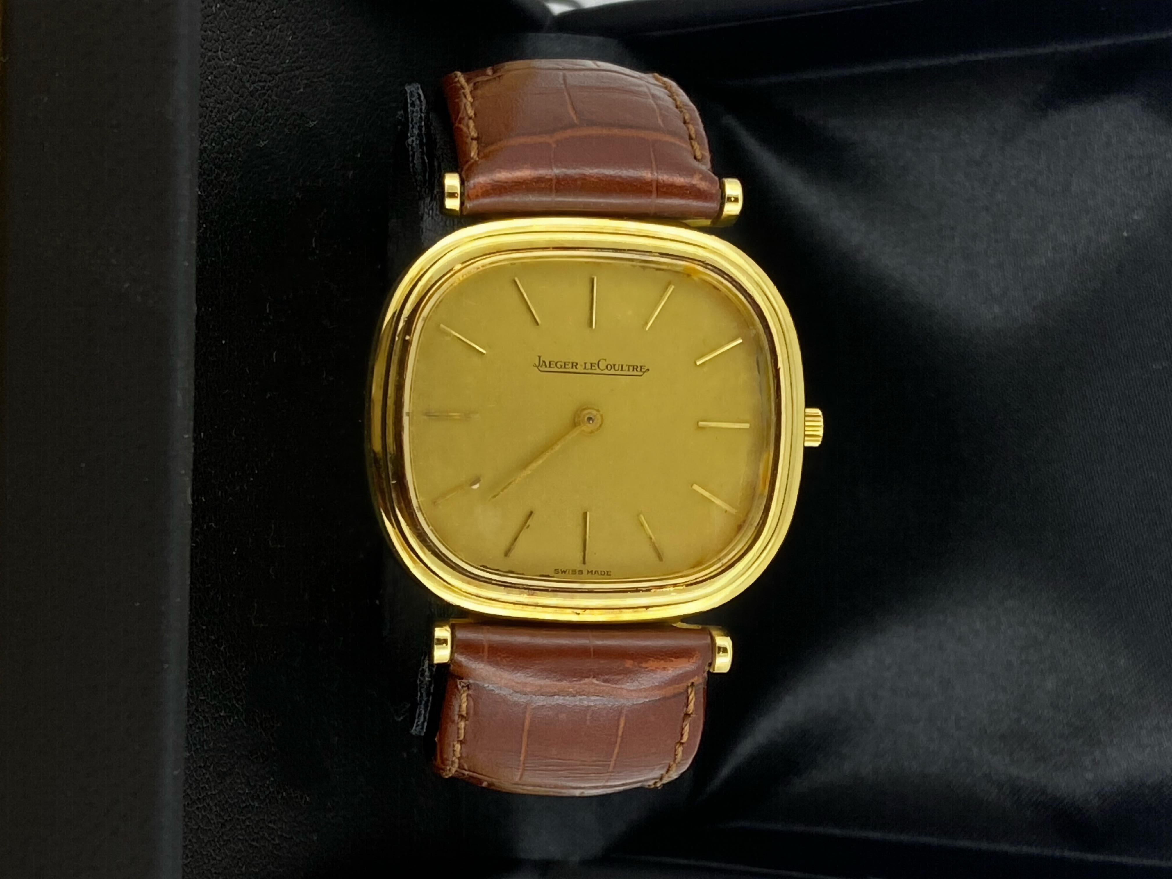 18K Gold Jaeger Le-Coultre ref 9132 Cushion Case Manual 17 jewels Cal 818 Watch For Sale 2