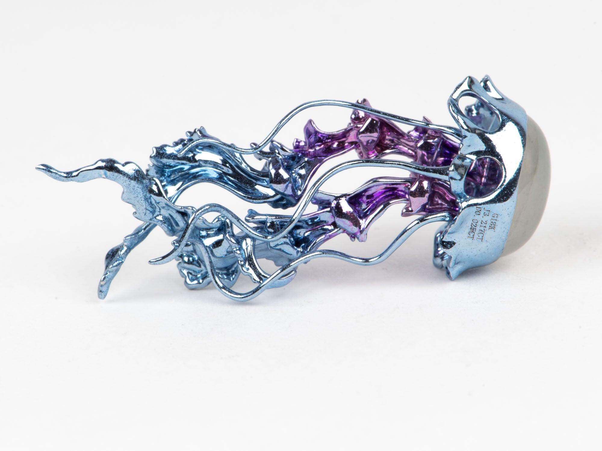 ♥ Ciondolo medusa in oro 18K con corpo in giadeite e tentacoli in movimento Placcatura iridescente Viola Blu Regalo unico di compleanno e anniversario R4678
♥ Il colore blu porpora deriva da una speciale placcatura applicata all'oro. Evita il