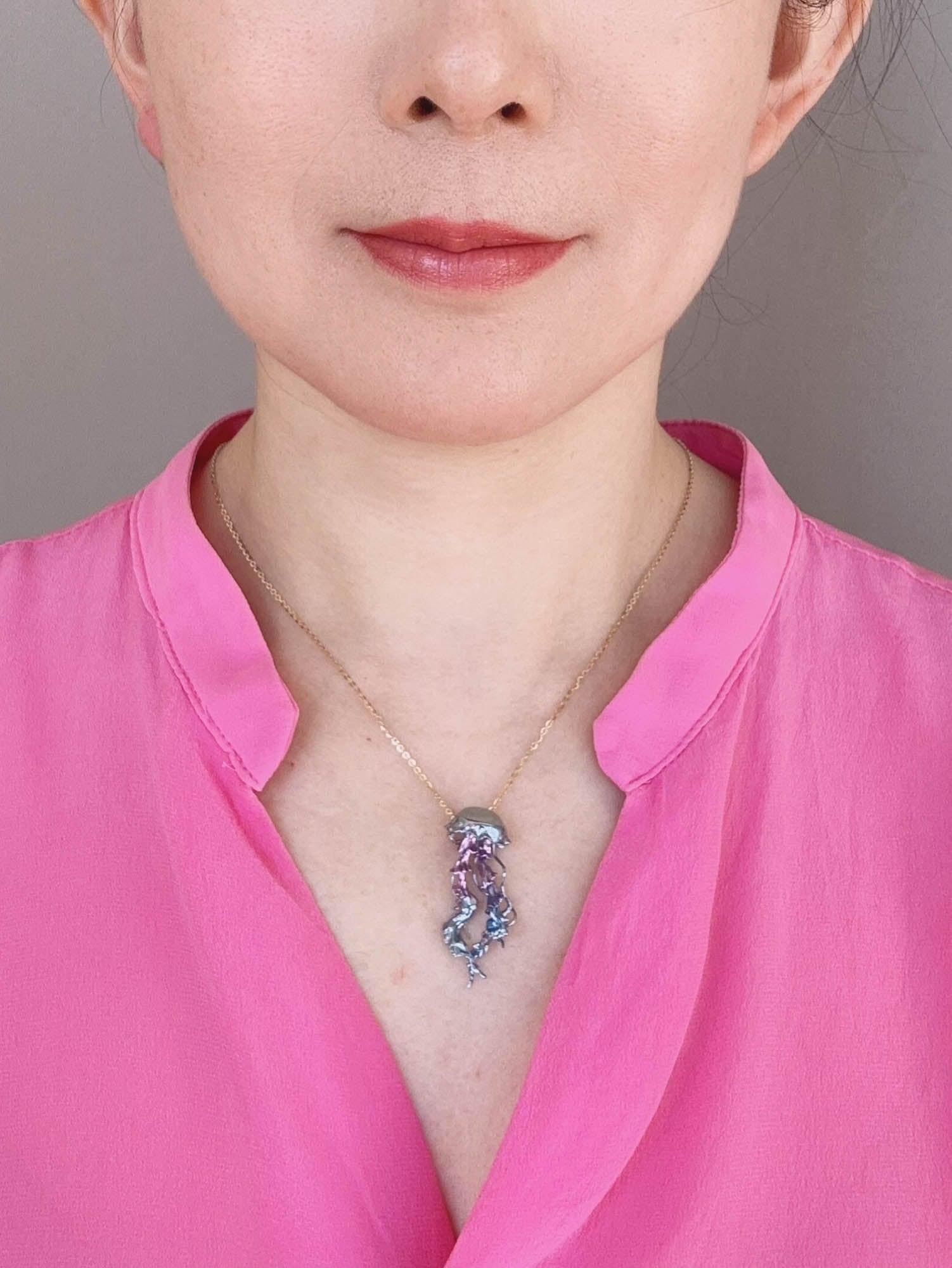 Ciondolo Medusa in oro 18K con corpo in giadeite e tentacoli mobili R4678 in vendita 1