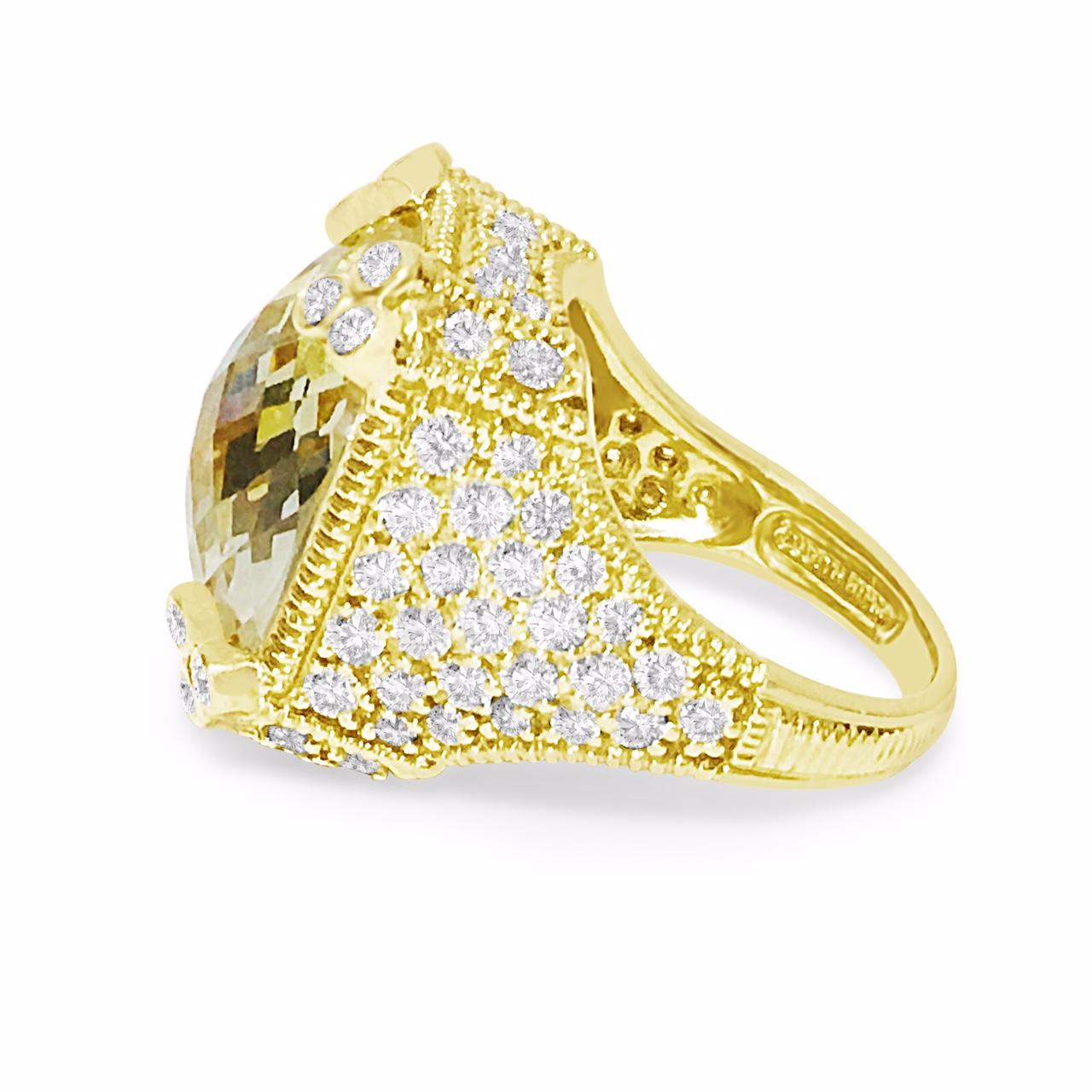 Realizzato in lussuoso oro giallo 18 carati, questo squisito anello di 