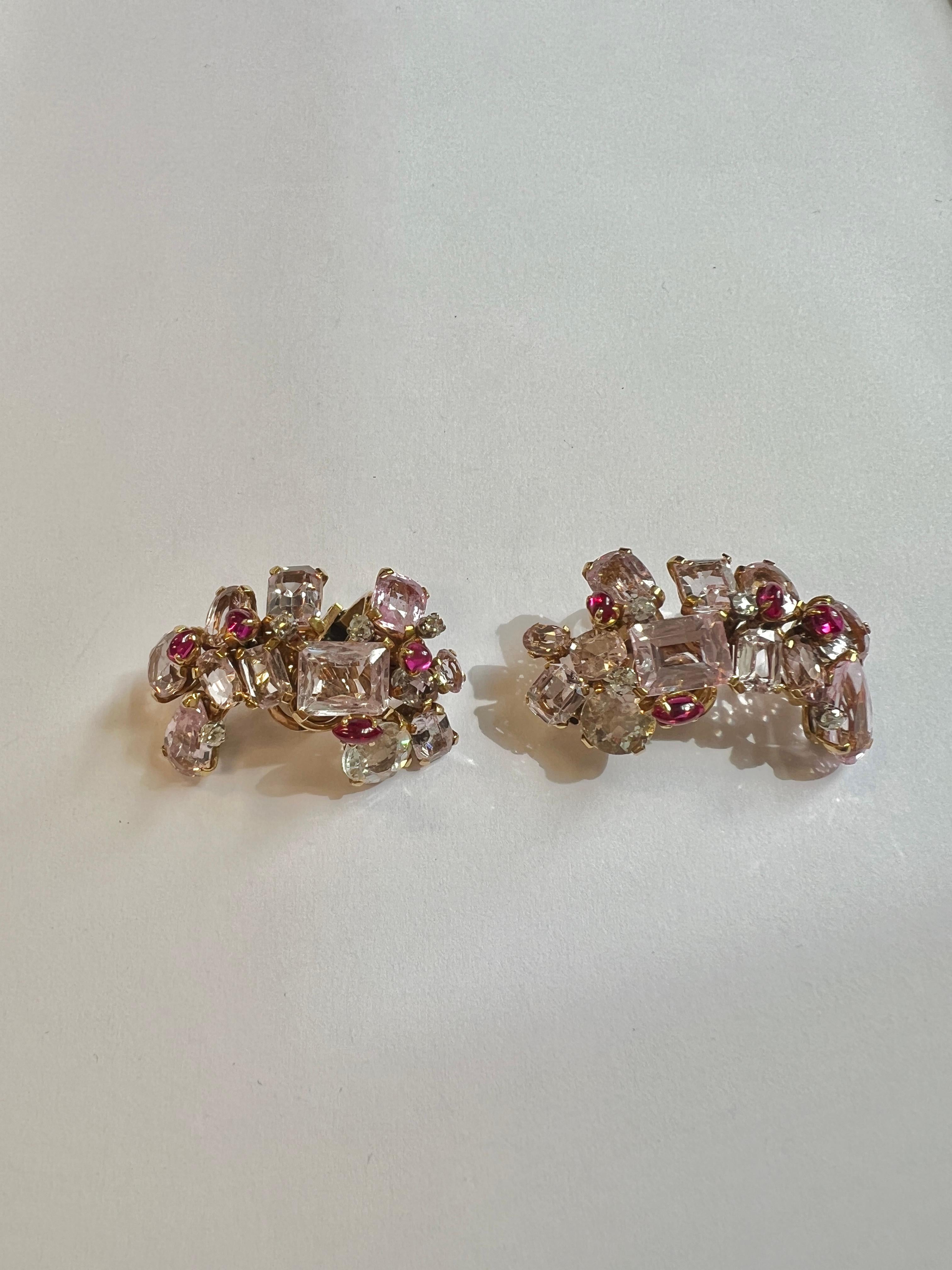 Boucles d'oreilles en or 18k, kunzite, rubis et diamant à pince

Détails :
Kunzite, rubis et pierres de diamant. 
Marque de fabrique française et autres.
Circa 1970
Poids total 29,2 grammes

En excellent état.