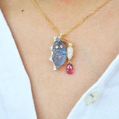 Spilla con ciondolo in oro 18 carati Labradorite con farfalla e tormalina rosa e diamanti