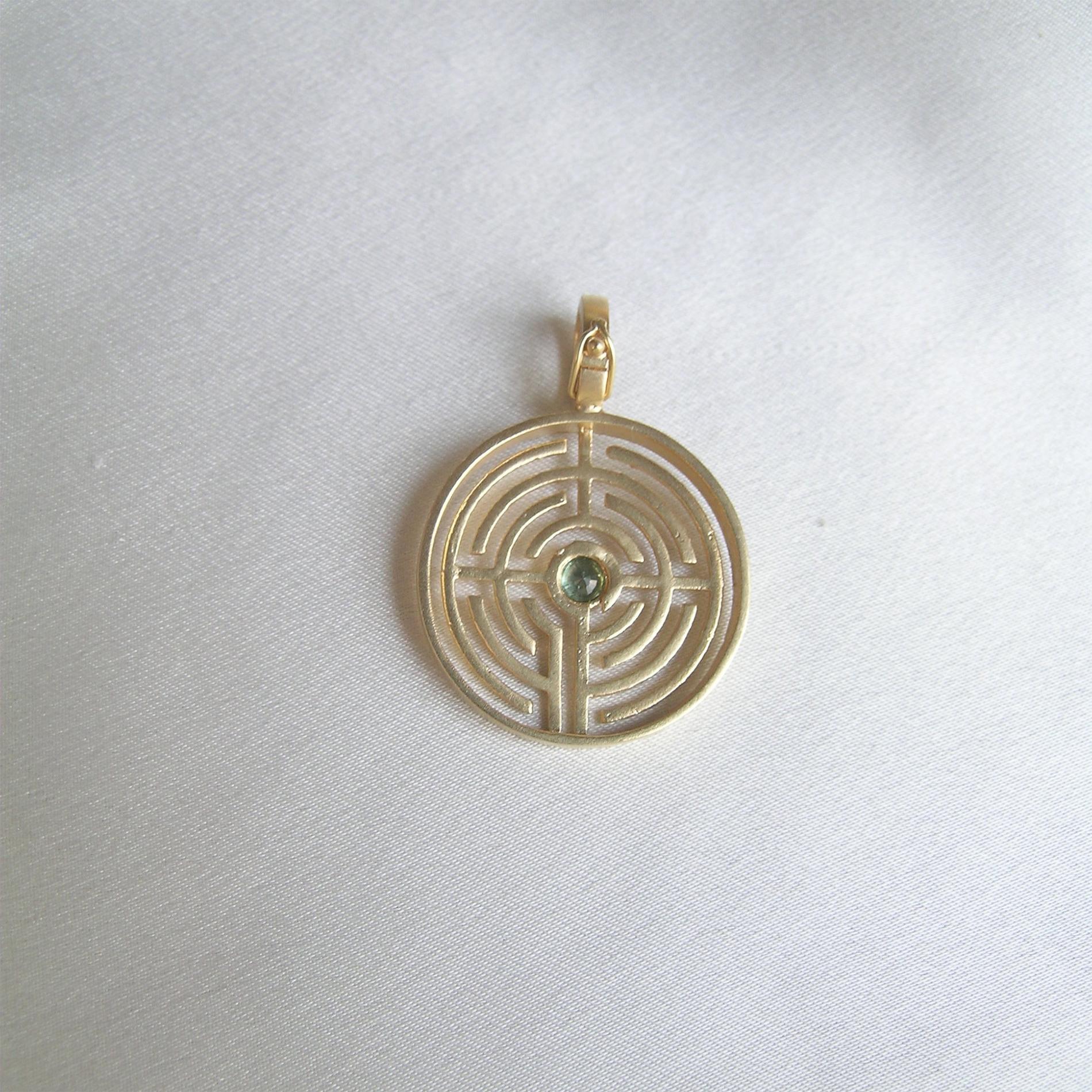 18 Karat Gold Labyrinth-Anhänger mit Edelstein (Moderne) im Angebot