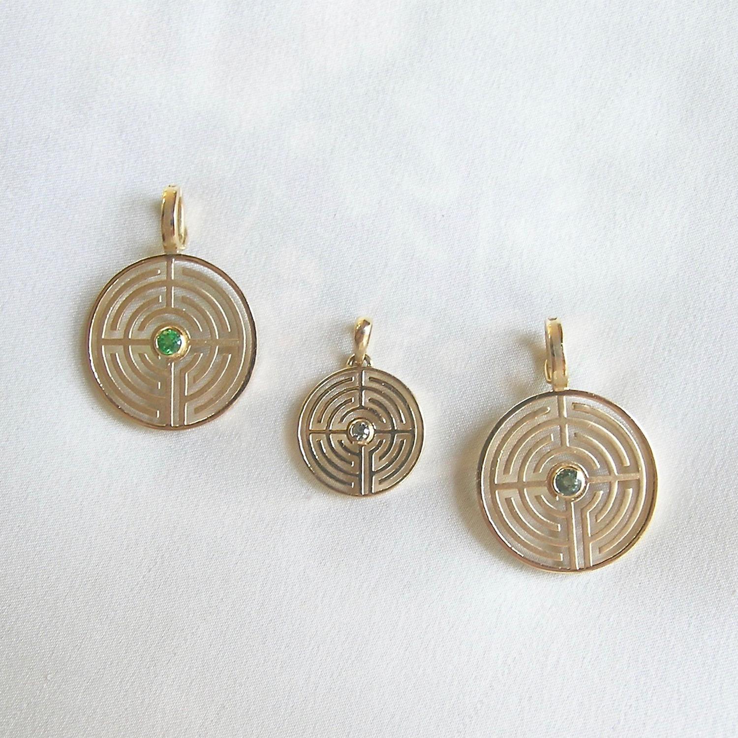 18 Karat Gold Labyrinth-Anhänger mit Edelstein (Brillantschliff) im Angebot