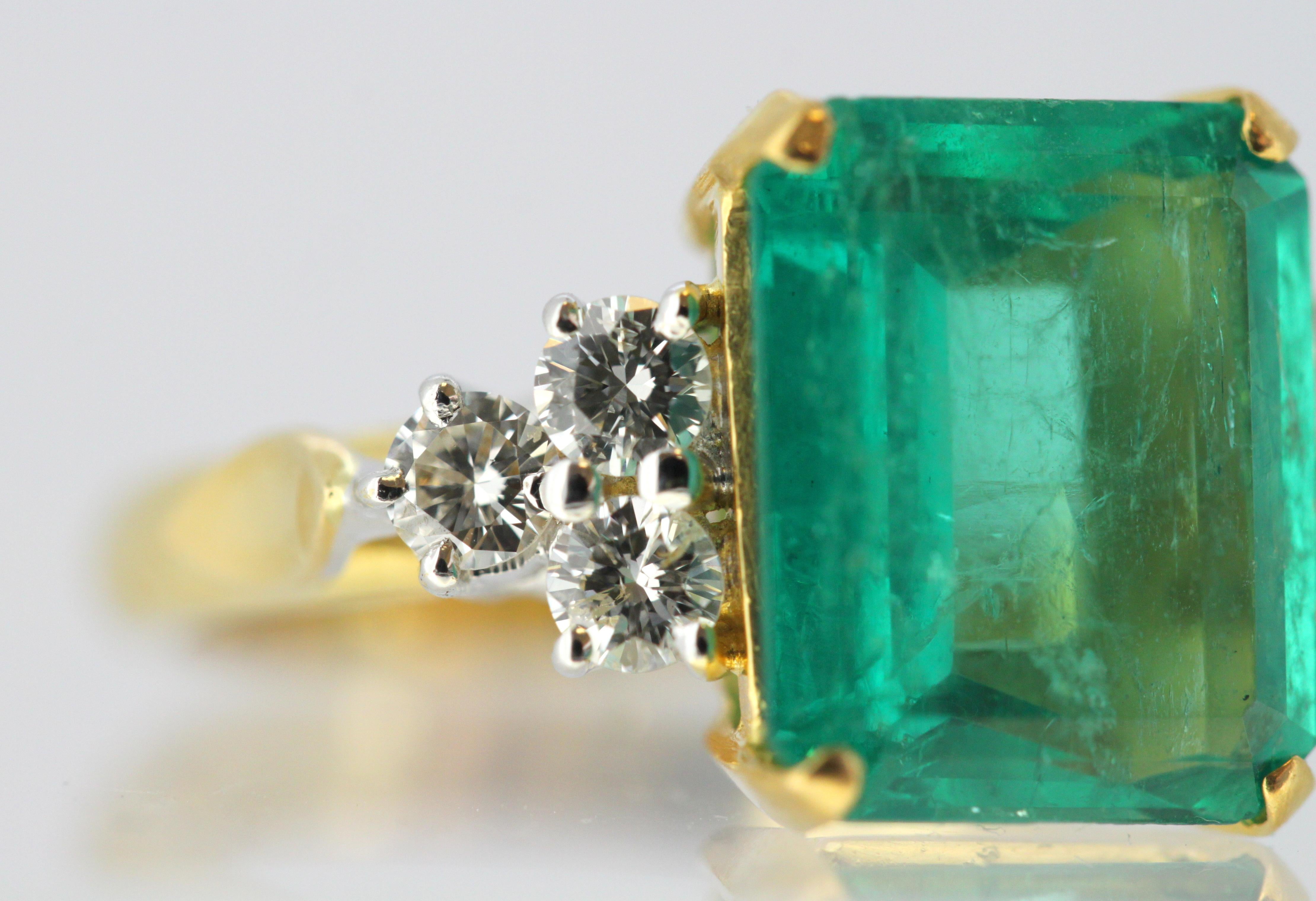 18 Karat Gold Ladies Ring with Emerald and Diamonds 6