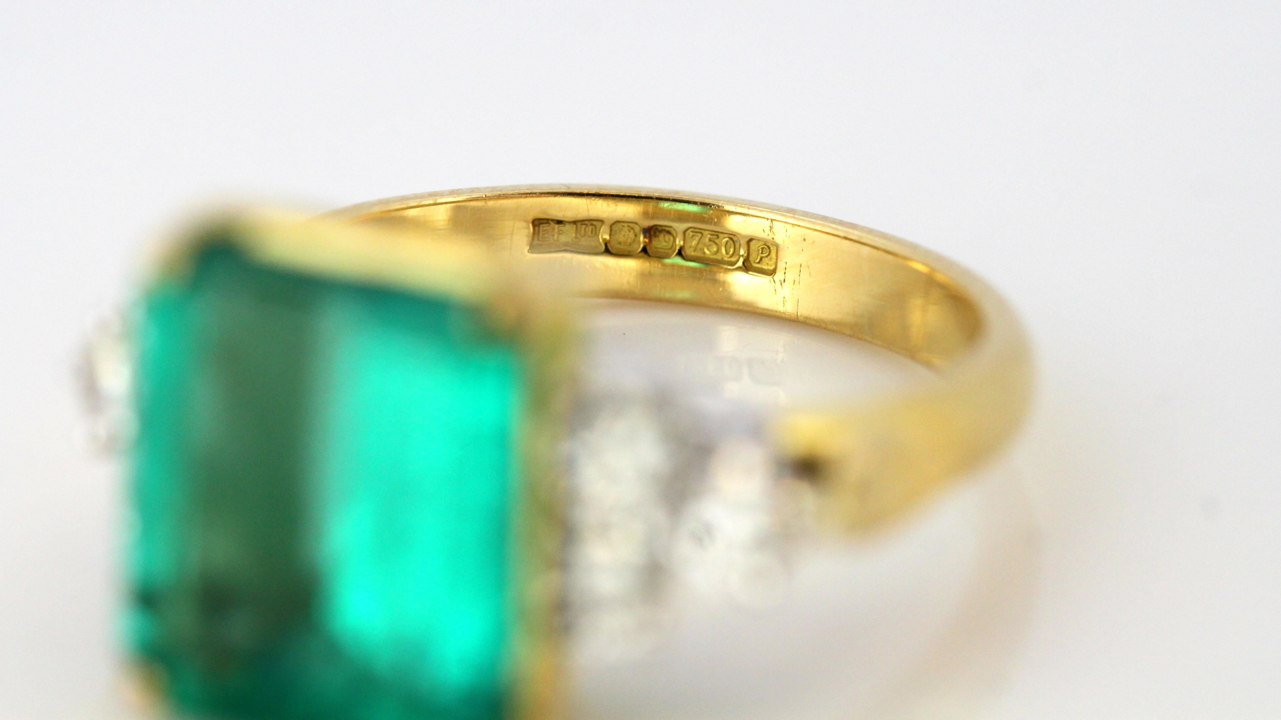 18 Karat Gold Ladies Ring with Emerald and Diamonds 7