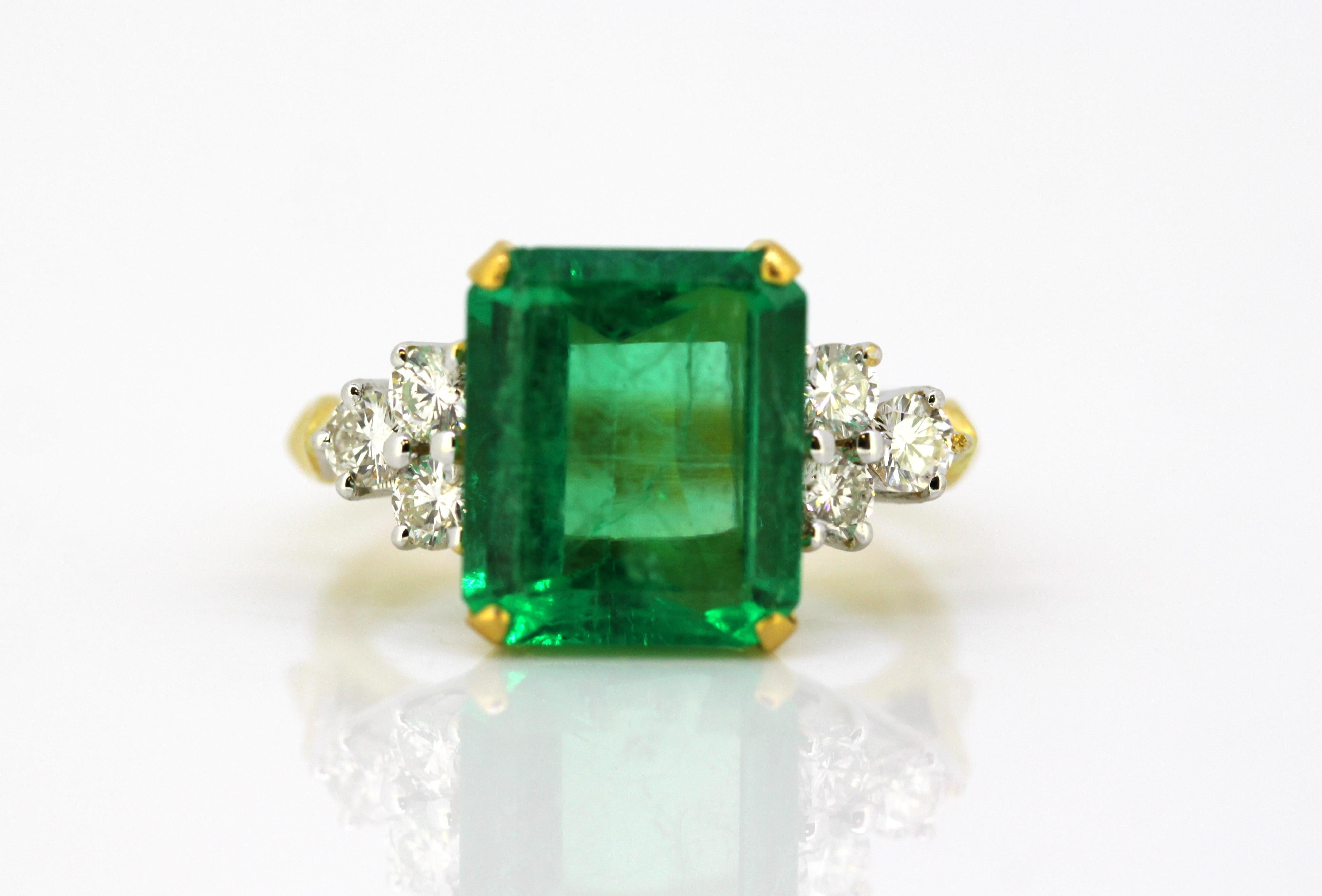 18k yellow gold ladies ring with impressive emerald and diamonds
Made in Sheffield 1989
Maker : EF ltd
Fully hallmarked.

Dimensions -
Finger Size: (UK) = O (US) = 7 1/2 (EU) = 55 1/4
Weight: 7 g
Ring Size : 2.8 x 2.2 x 1.2 cm

Emerald- 
Cut :