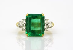 18 Karat Gold Ladies Ring with Emerald and Diamonds