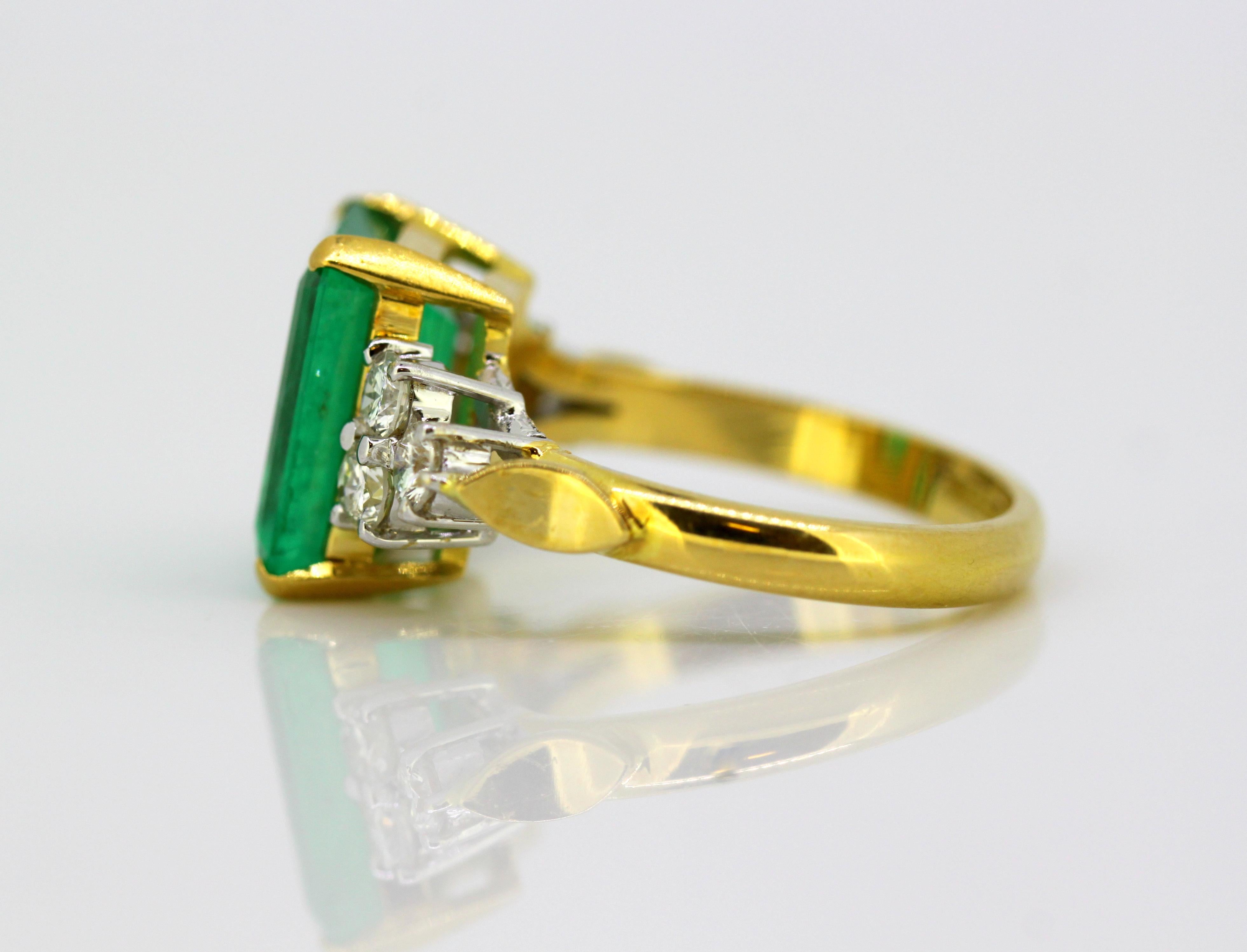 18 Karat Gold Ladies Ring with Emerald and Diamonds In Good Condition In Braintree, GB