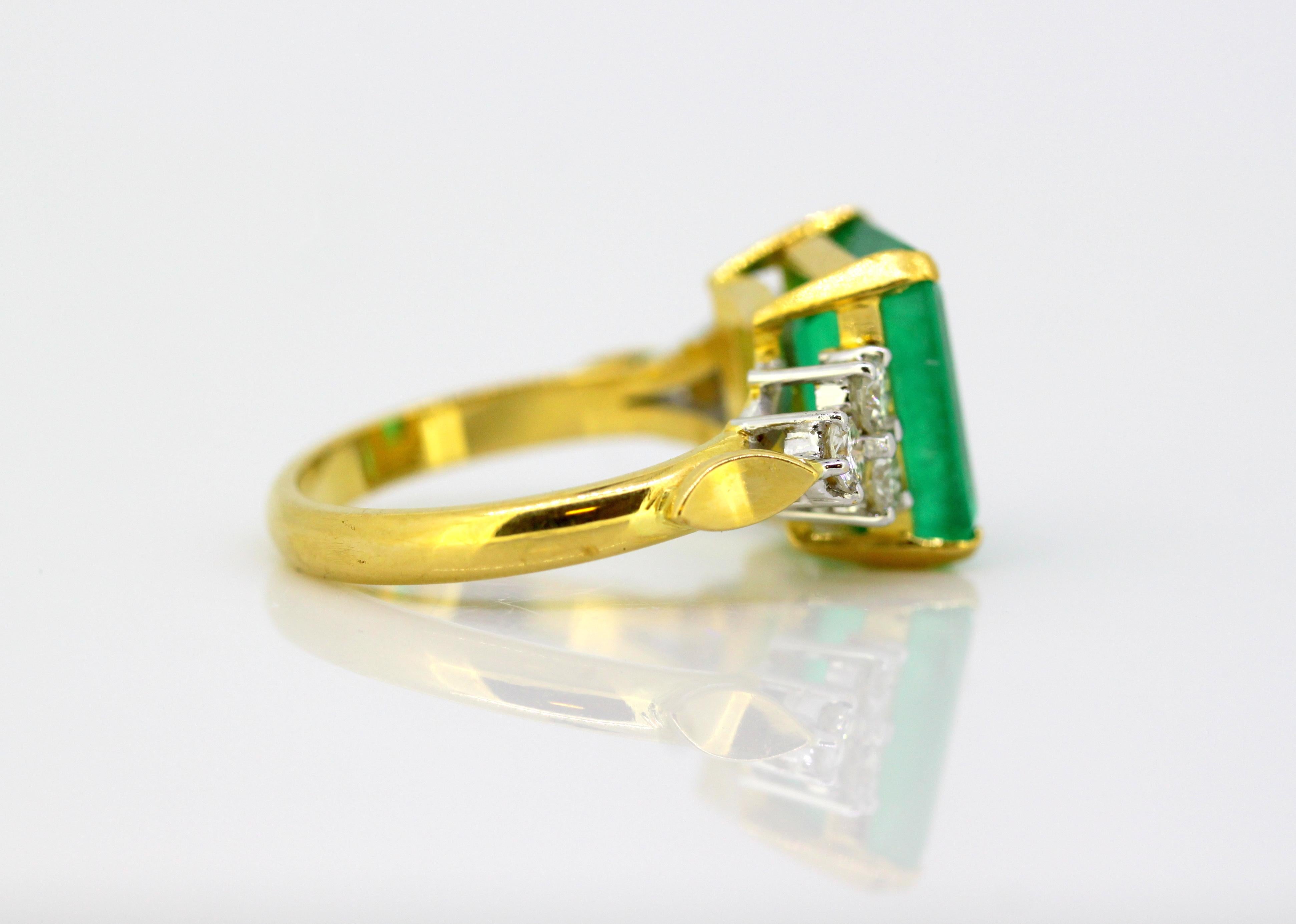 18 Karat Gold Ladies Ring with Emerald and Diamonds 1