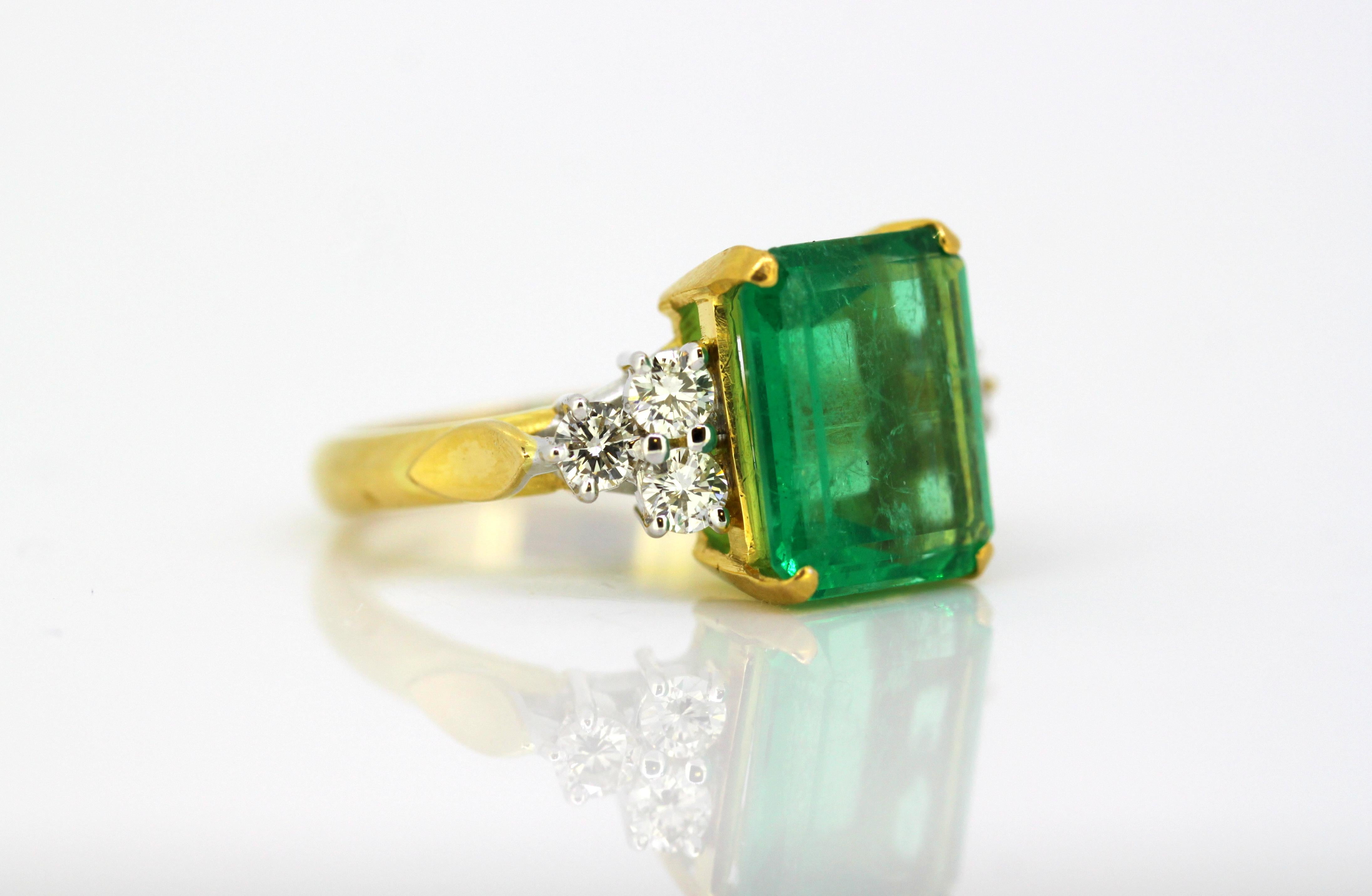 18 Karat Gold Ladies Ring with Emerald and Diamonds 2