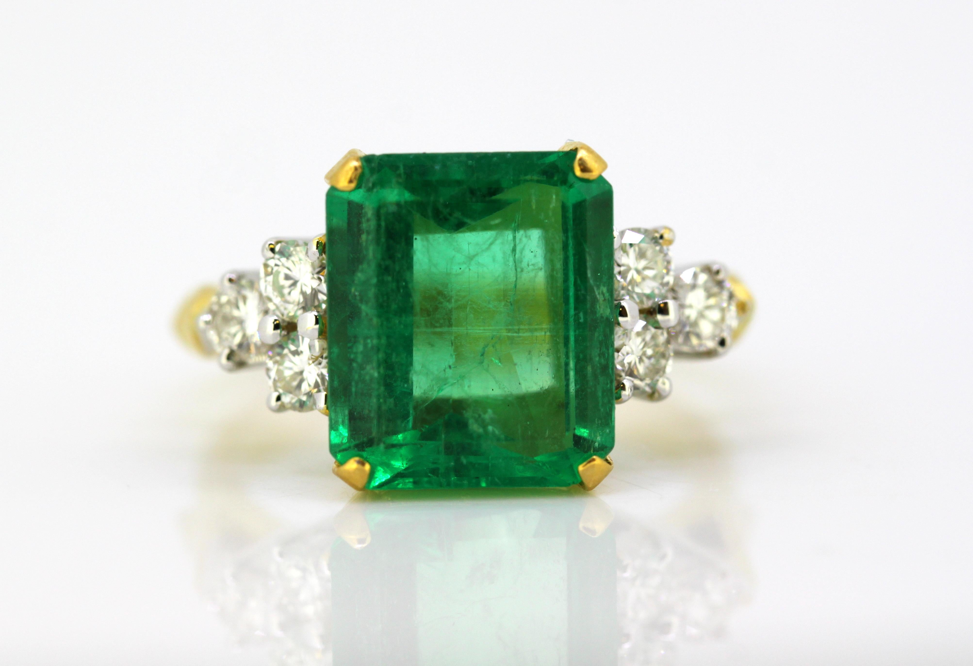 18 Karat Gold Ladies Ring with Emerald and Diamonds 3