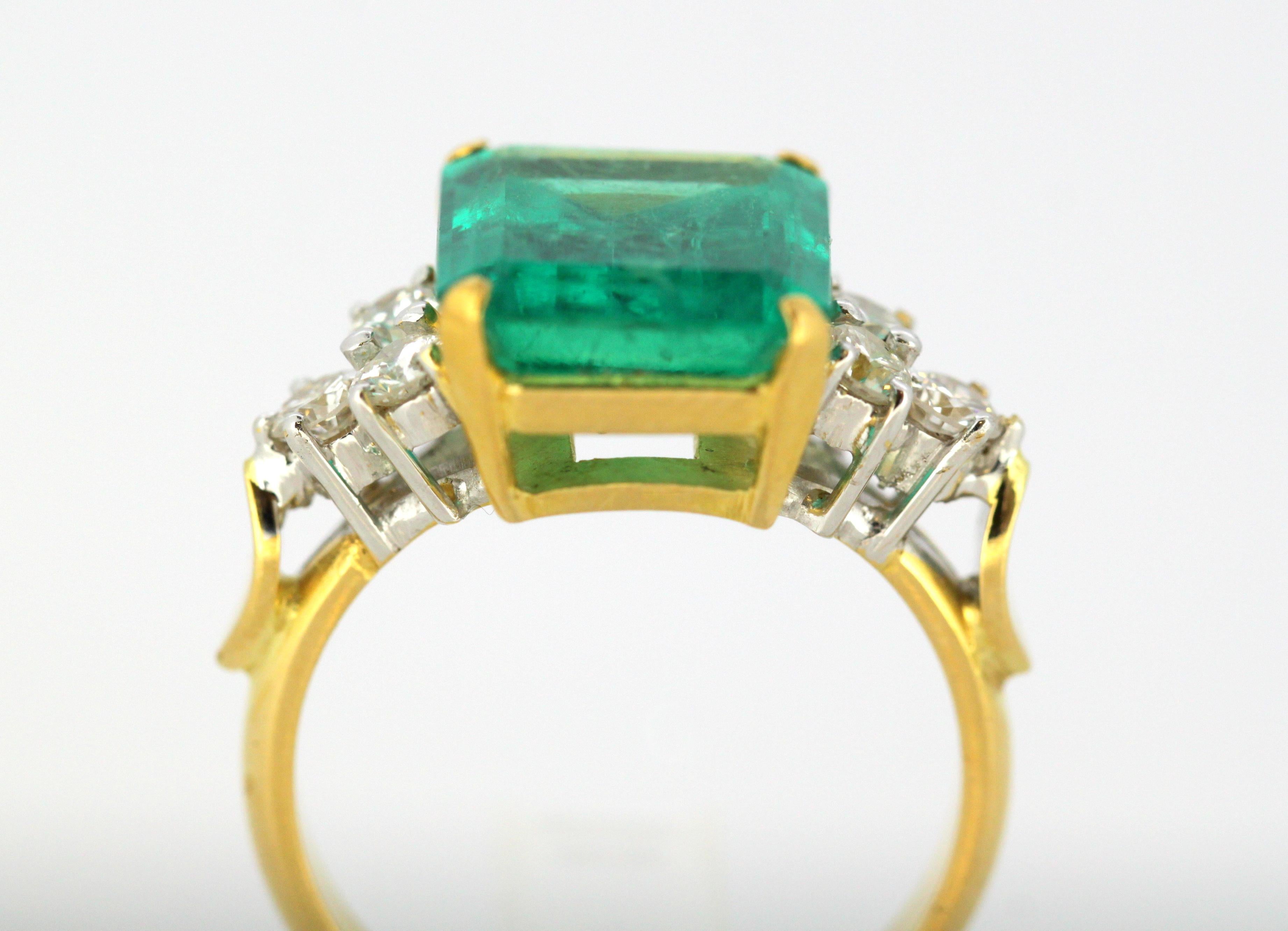 18 Karat Gold Ladies Ring with Emerald and Diamonds 5