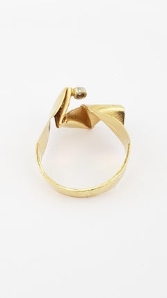 18K Gold Lady's Ring with Diamond in Ribbon Design
