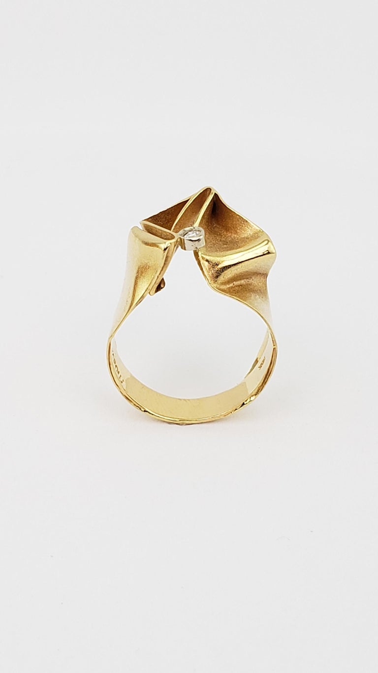 18K Gold Lady's Ring with Diamond in Ribbon Design For Sale at 1stDibs