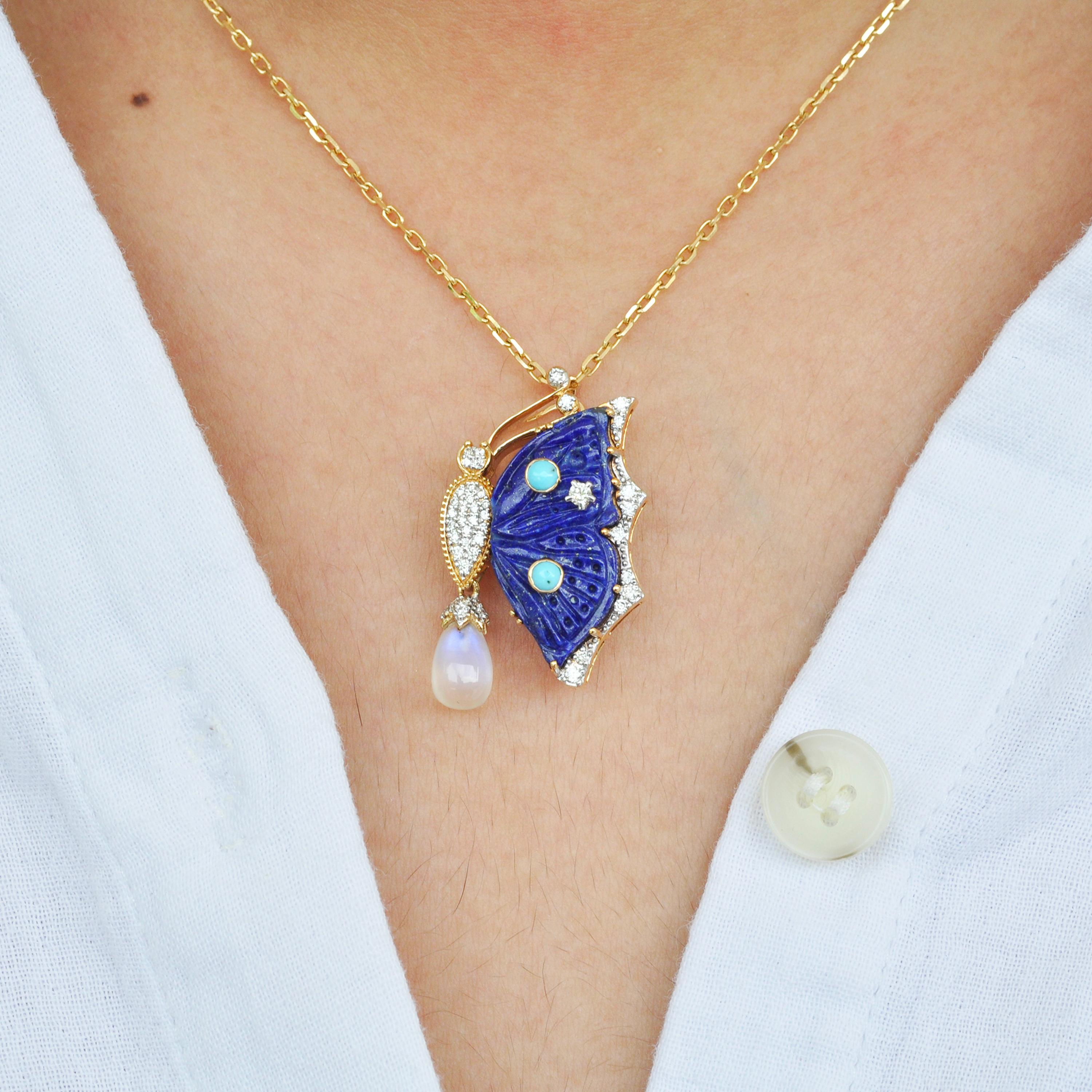 Broche pendentif en or 18 carats lapis lazuli papillon turquoise pierre de lune diamant.

Le processus de fabrication de ce pendentif broche en or 18 carats serti de diamants étincelants a commencé comme celui d'un papillon. Tout comme la petite