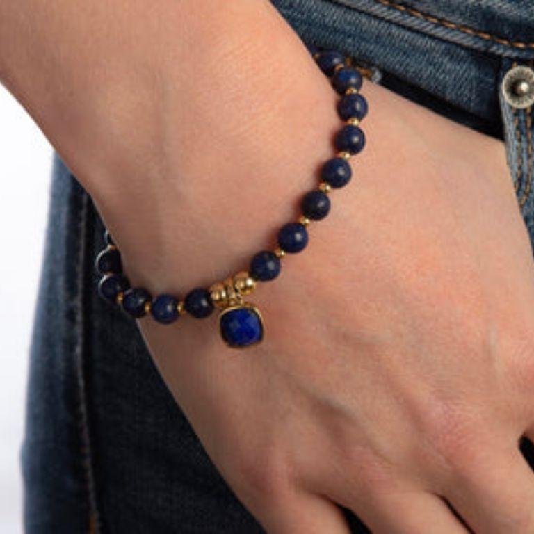 Bracelet de pierres précieuses en or 18 carats Lapis Lazuli Chakra du troisième œil, un bracelet de pierres précieuses empilées facile à porter de la collection de pierres précieuses de guérison des chakras d'Elizabeth Raine. Les bracelets de chakra