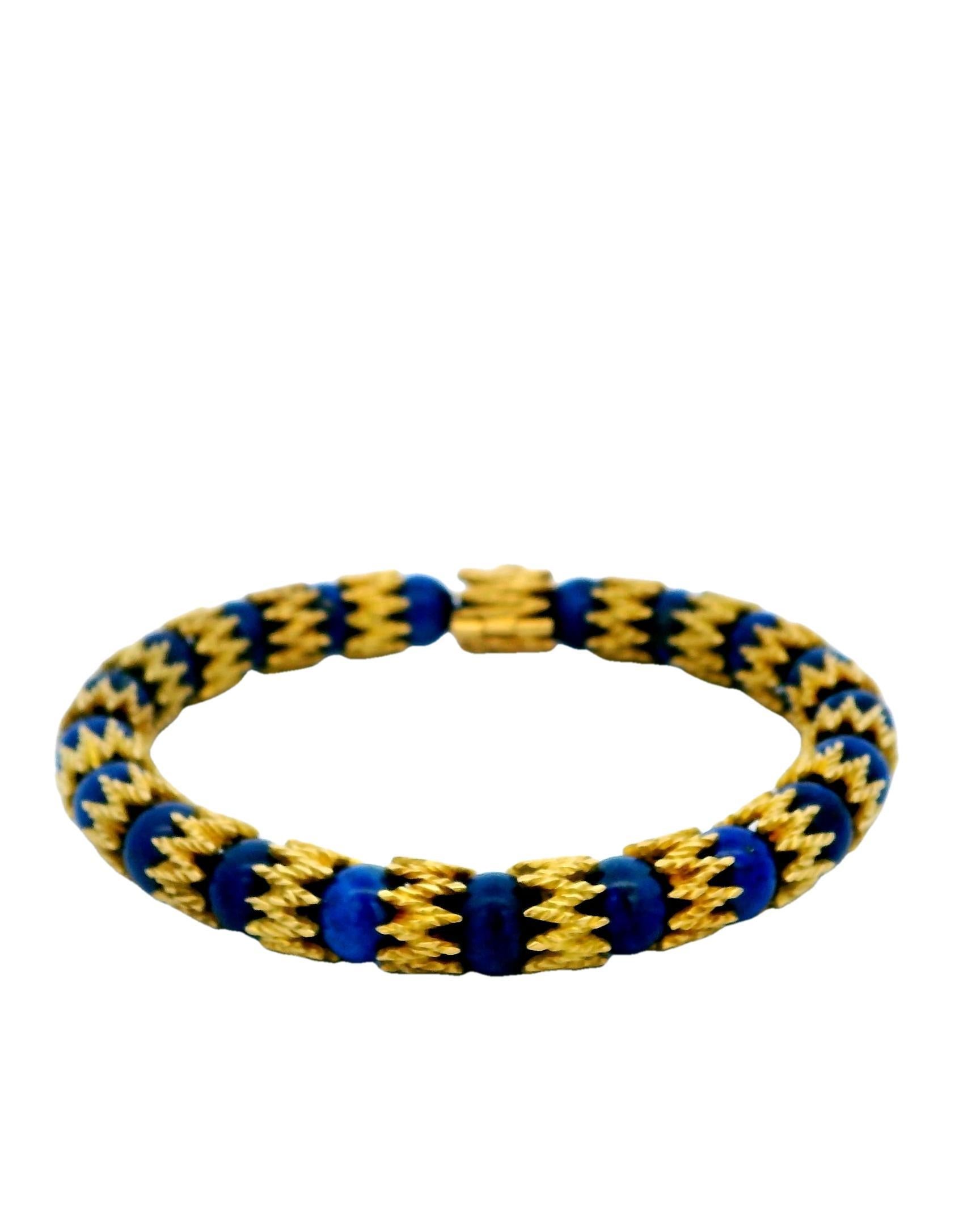 Vintage 1970 Französisch 18K Gold und Lapislazuli-Armband. Dieses auffällige Armband besteht aus einem leuchtend blauen Lapislazuli, der in einer runden Form geschliffen und mit reichem 18-karätigem Gold verwoben ist. Das abwechselnde Muster aus