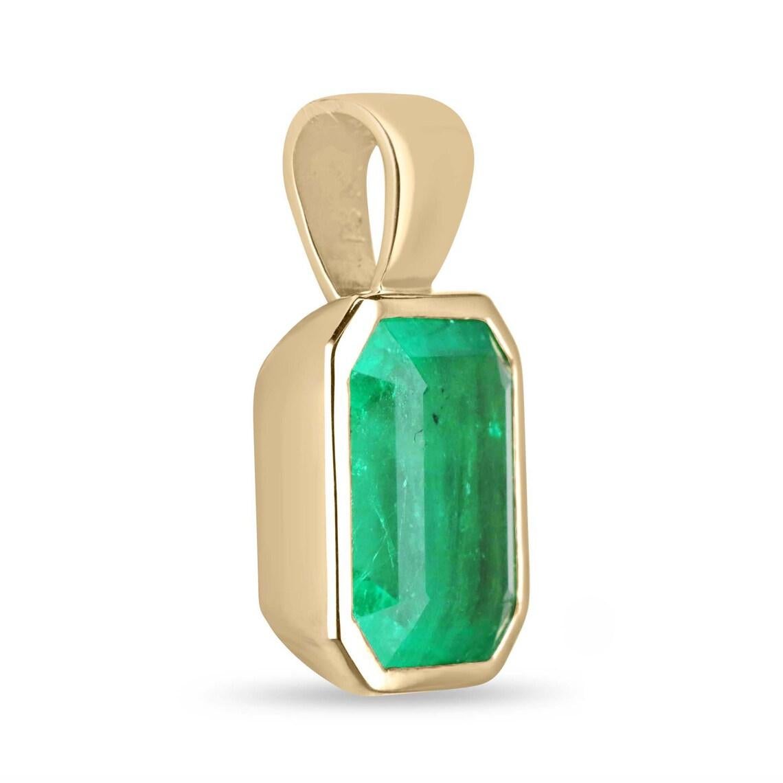 Le pendentif en émeraude colombienne de 6,0 carats est une pièce d'apparat captivante. Sa forme exquise, taillée en émeraude, accentue la vivacité de la teinte vert moyen de l'émeraude et lui confère une brillance remarquable. Ce pendentif,