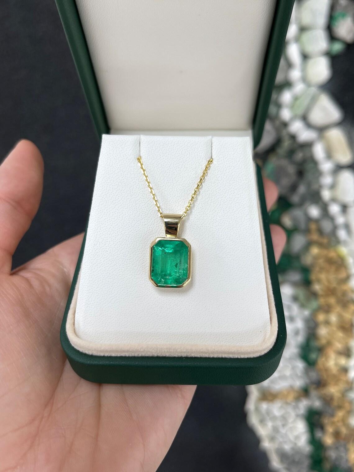 Moderne Pendentif solitaire en or 18K en forme d'émeraude colombienne de grande taille Vivid Medium Green Emerald en vente