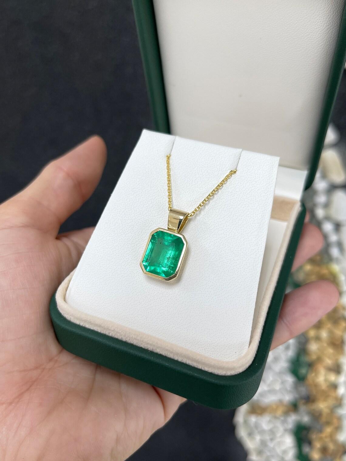 Taille émeraude Pendentif solitaire en or 18K en forme d'émeraude colombienne de grande taille Vivid Medium Green Emerald en vente