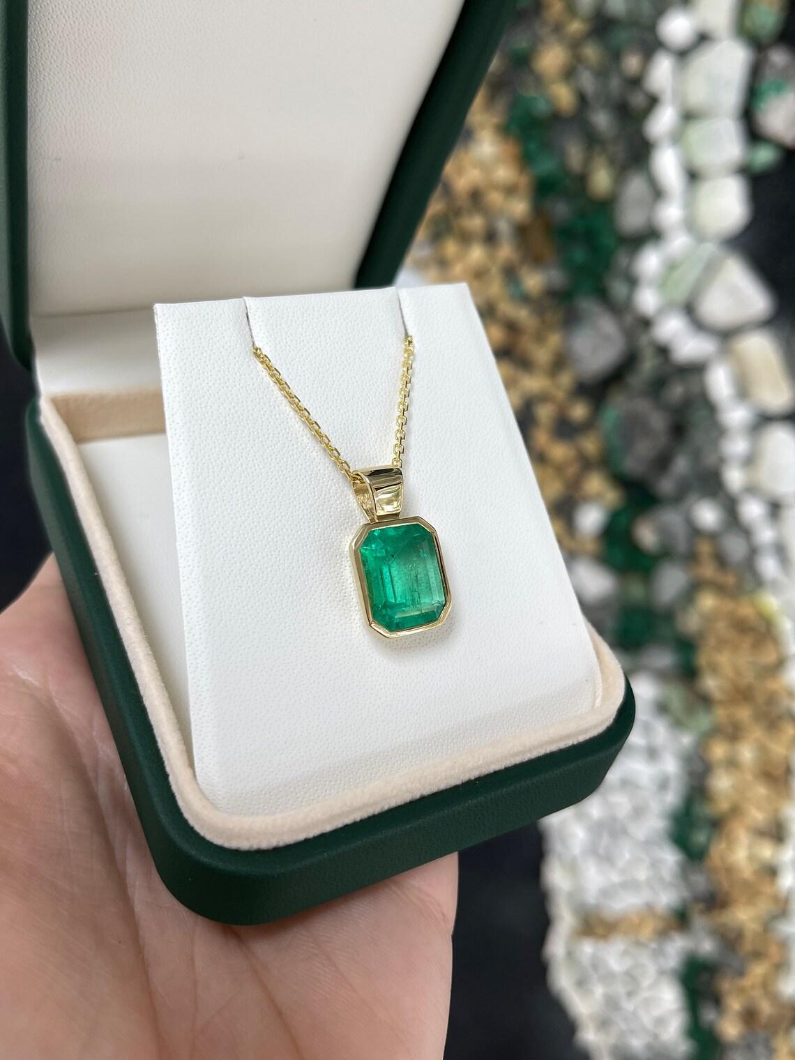 Pendentif solitaire en or 18K en forme d'émeraude colombienne de grande taille Vivid Medium Green Emerald Neuf - En vente à Jupiter, FL