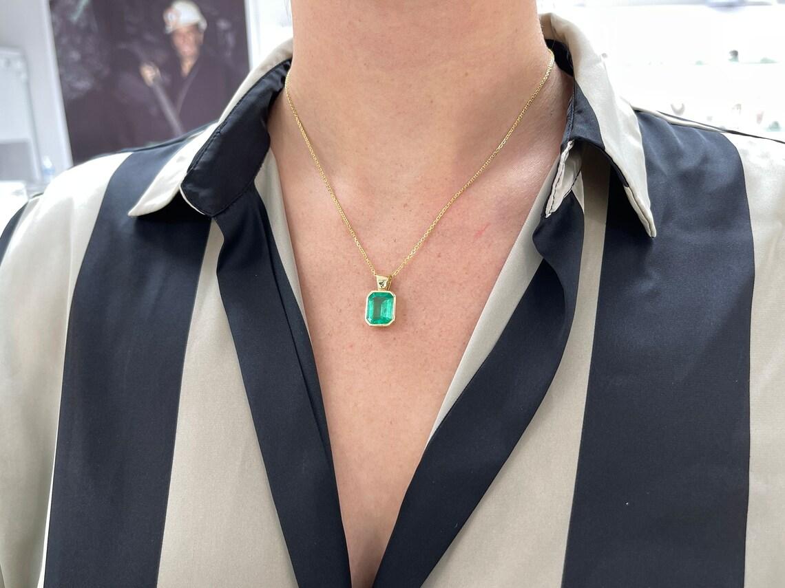 Pendentif solitaire en or 18K en forme d'émeraude colombienne de grande taille Vivid Medium Green Emerald Pour femmes en vente