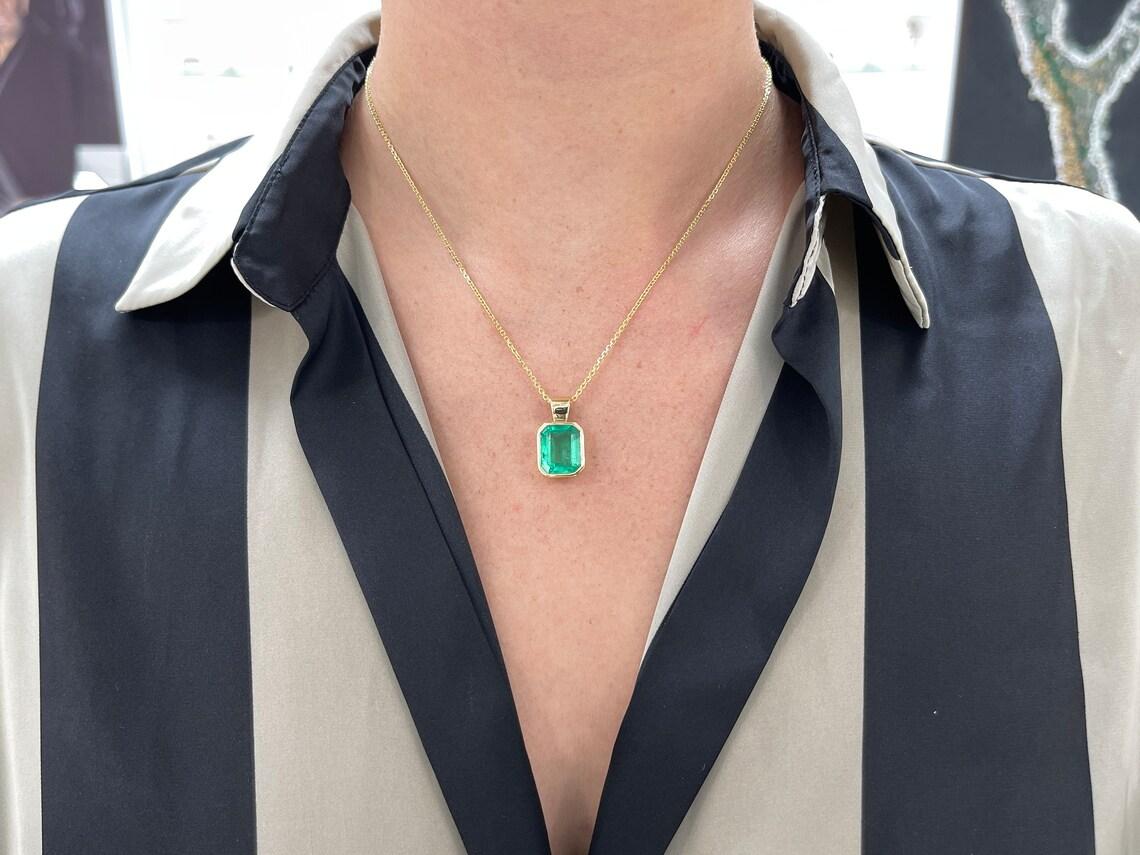 Pendentif solitaire en or 18K en forme d'émeraude colombienne de grande taille Vivid Medium Green Emerald en vente 1