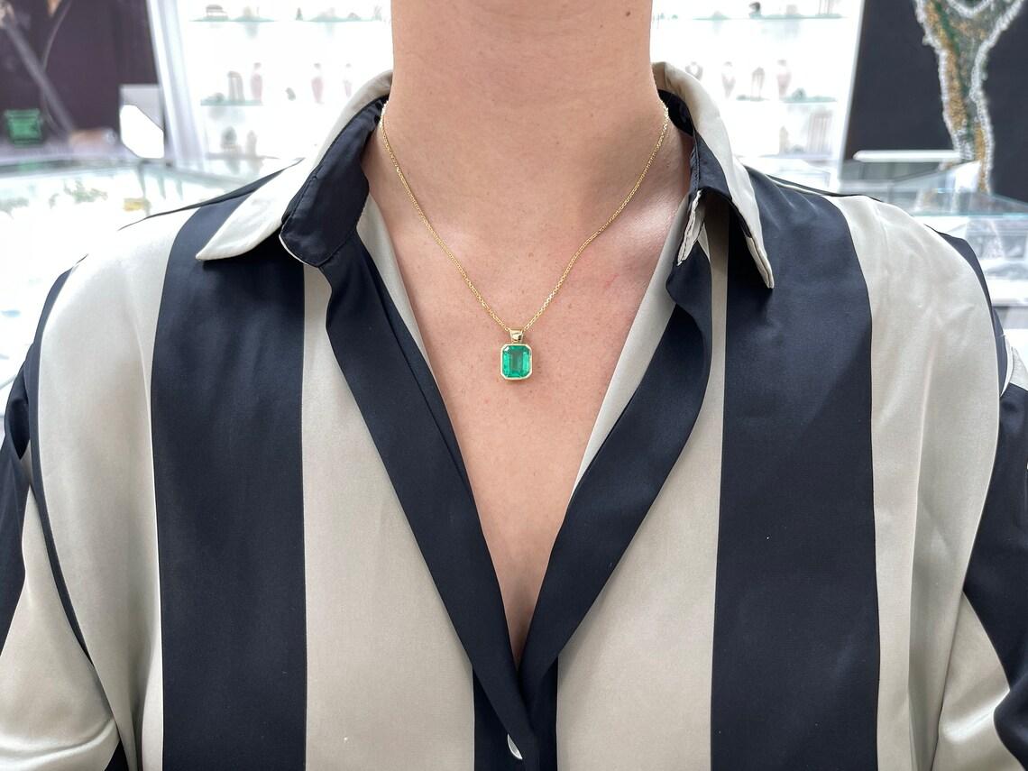 Pendentif solitaire en or 18K en forme d'émeraude colombienne de grande taille Vivid Medium Green Emerald en vente 2