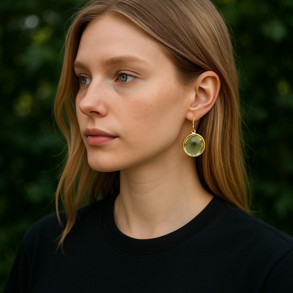 Ippolita è un rinomato marchio di gioielli celebrato per i suoi design lussuosi e all'avanguardia, che combinano l'eleganza classica con un tocco moderno e vivace. Gli orecchini pendenti in oro giallo 18kt e Prasiolite verde della Collection'S
