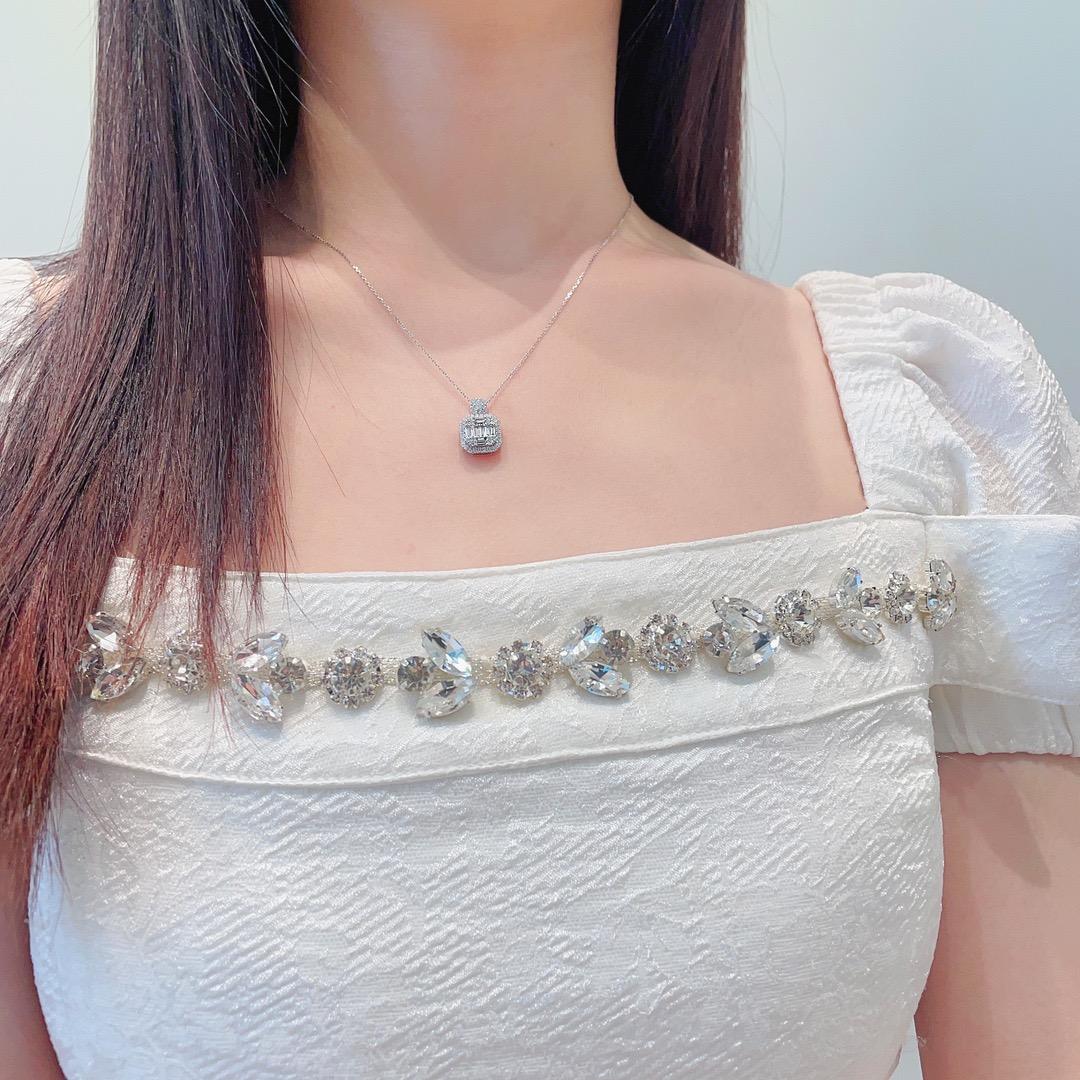 Moderno Collana con ciondolo quadrato in oro 18K con diamanti Nature in vendita