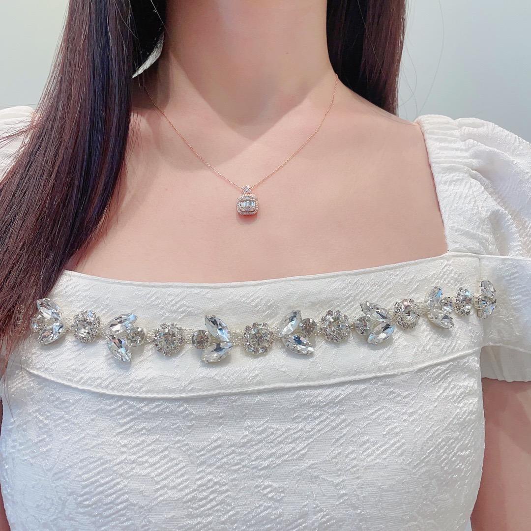 Taglio brillante Collana con ciondolo quadrato in oro 18K con diamanti Nature in vendita