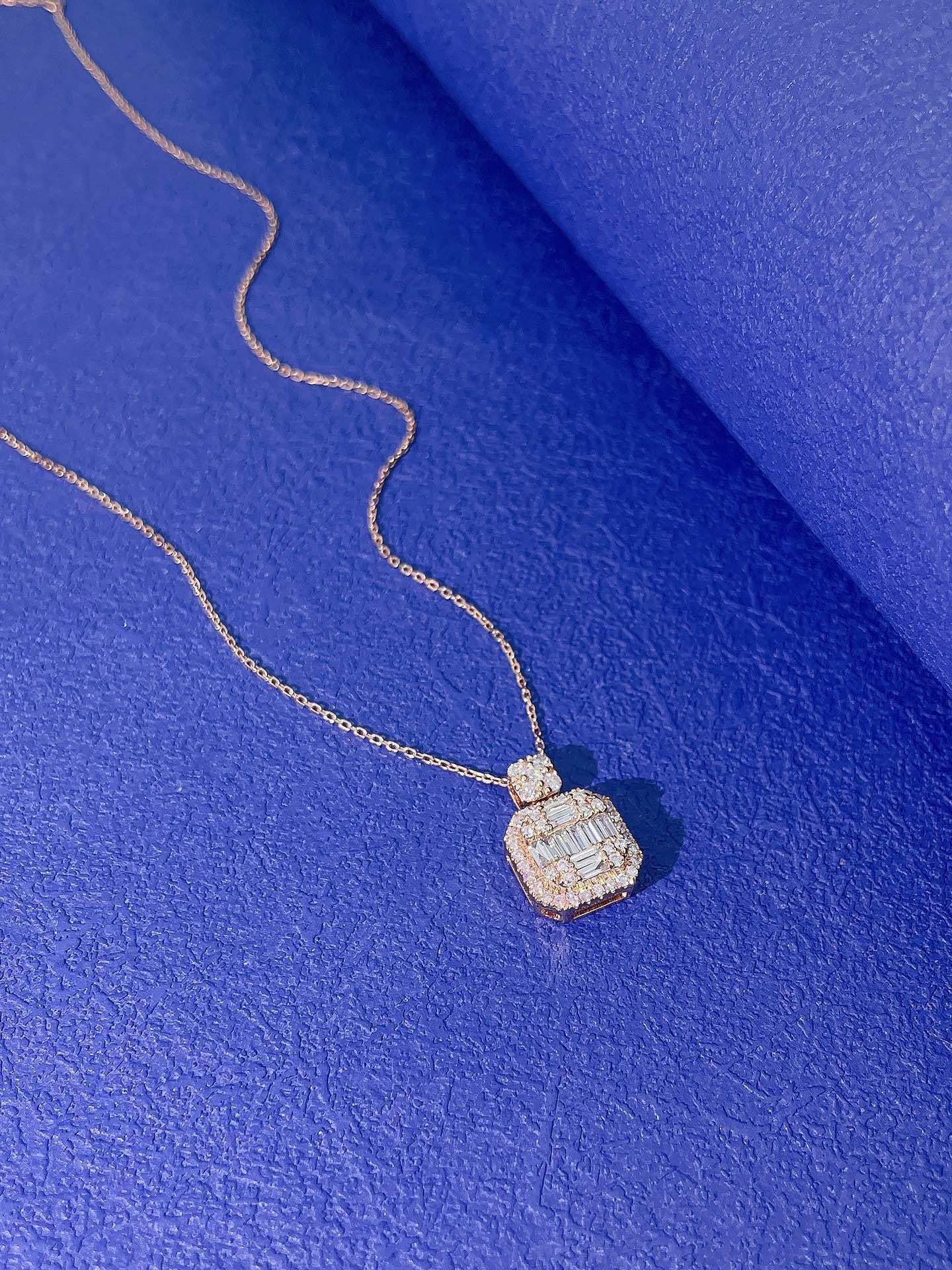 Collana con ciondolo quadrato in oro 18K con diamanti Nature In condizioni Nuovo in vendita a Hong Kong, HK