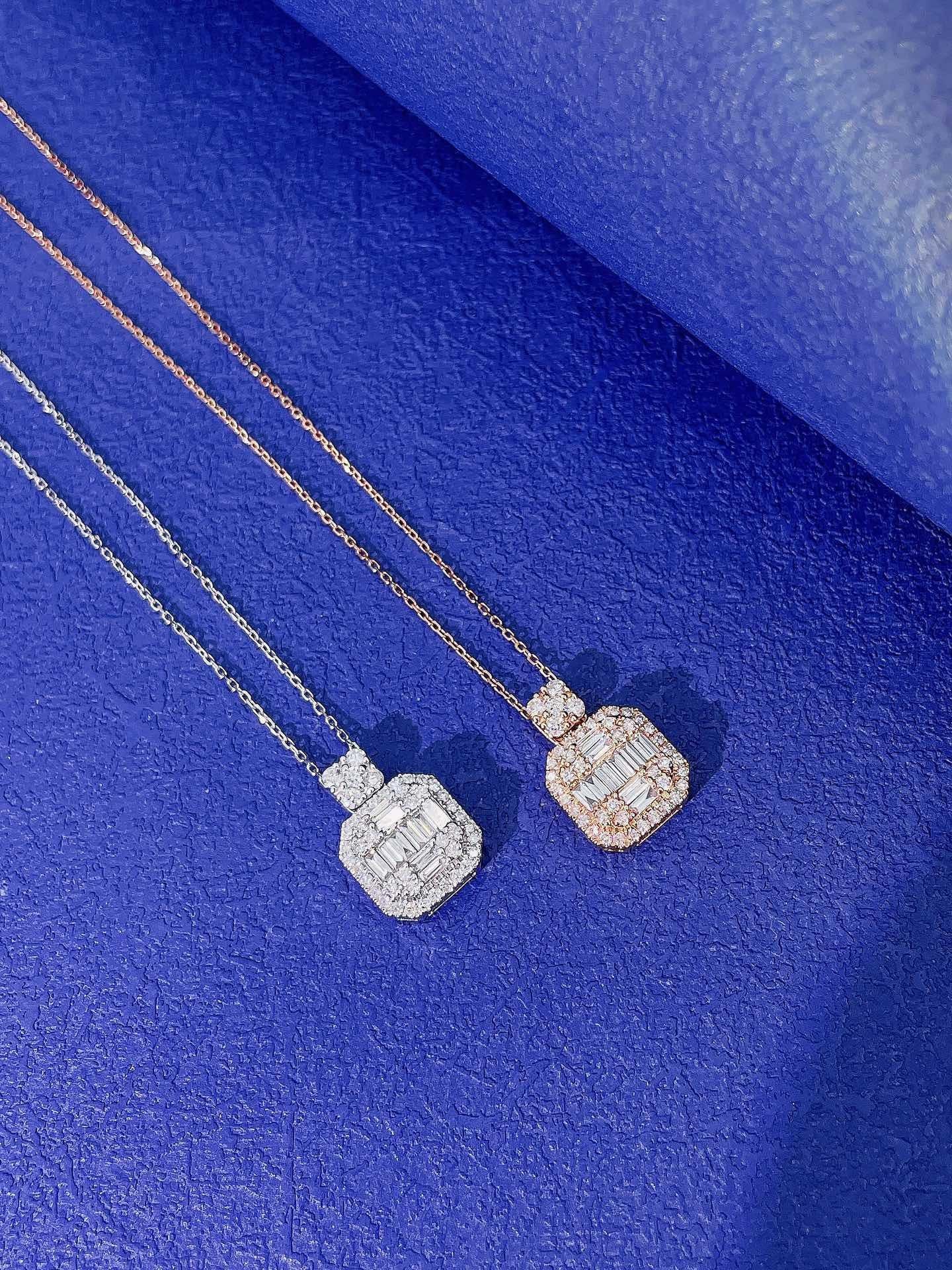 Donna Collana con ciondolo quadrato in oro 18K con diamanti Nature in vendita
