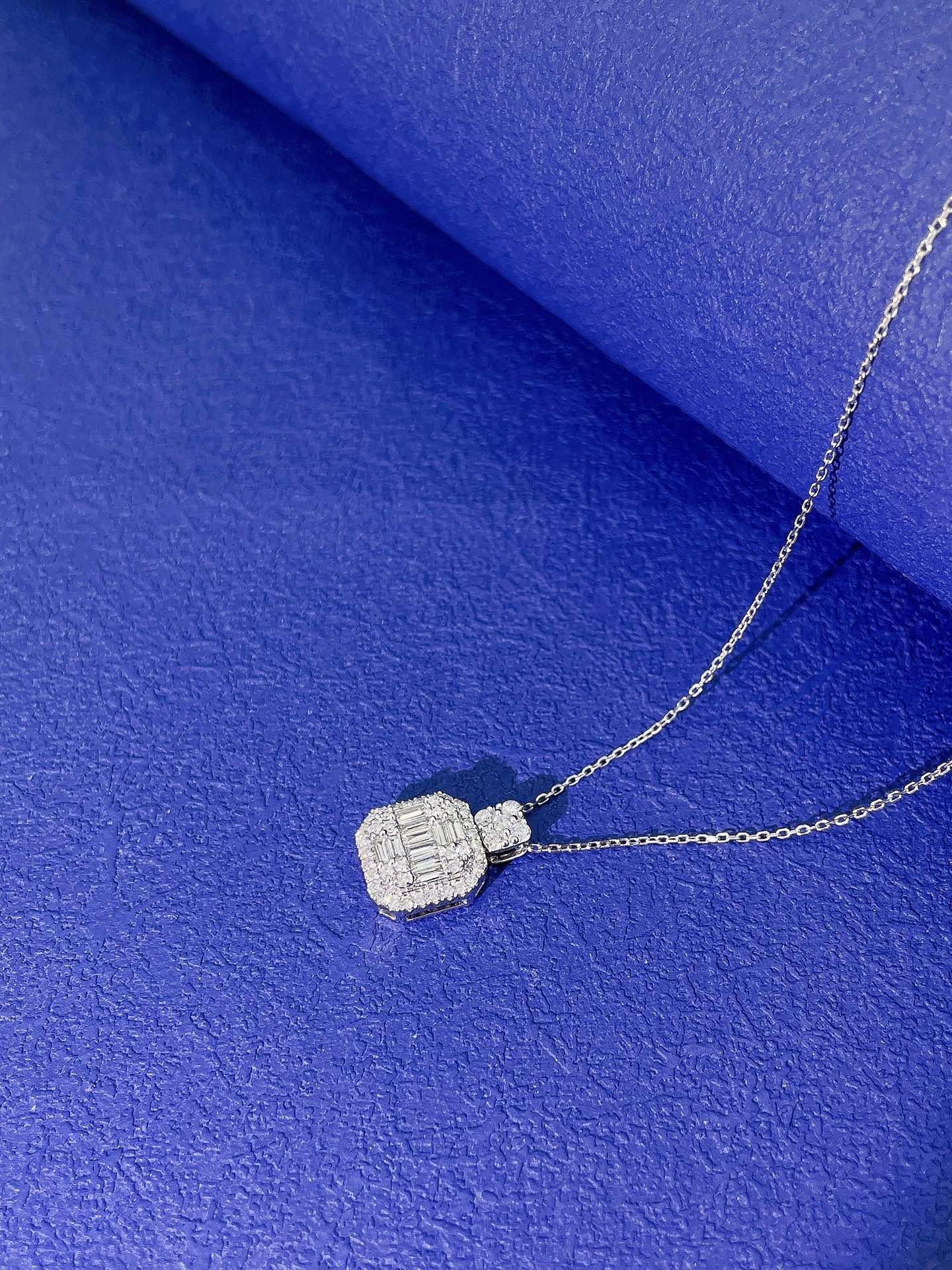 Collana con ciondolo quadrato in oro 18K con diamanti Nature in vendita 1