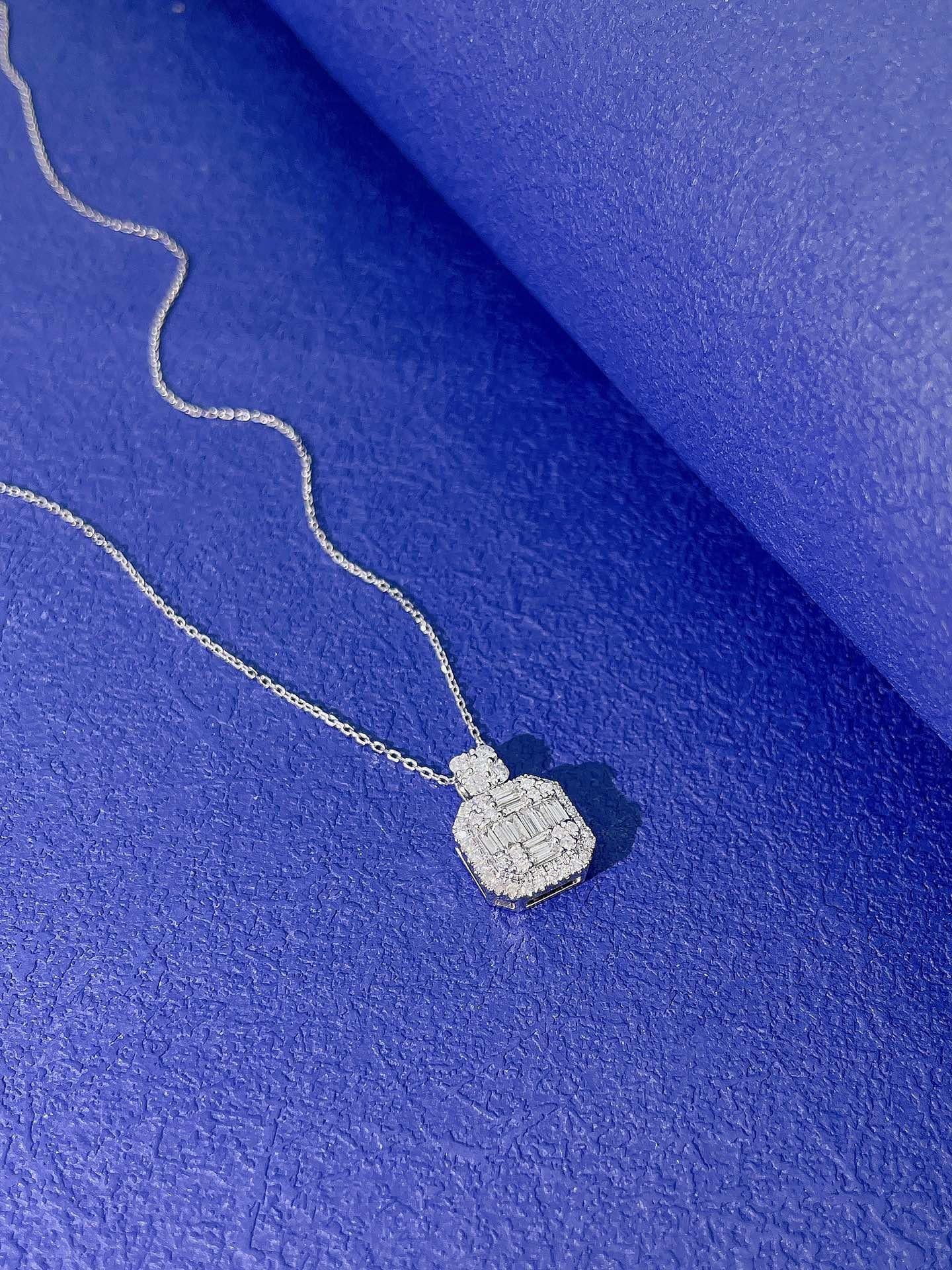 Collana con ciondolo quadrato in oro 18K con diamanti Nature in vendita 2