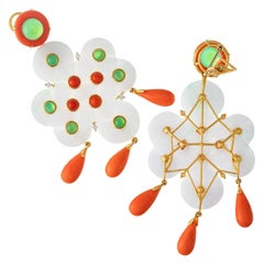 Pendientes colgantes de oro de 18k con jade lavanda, coral y calcedonia