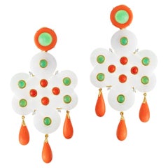 Pendientes colgantes de oro de 18k con jade lavanda, coral y calcedonia