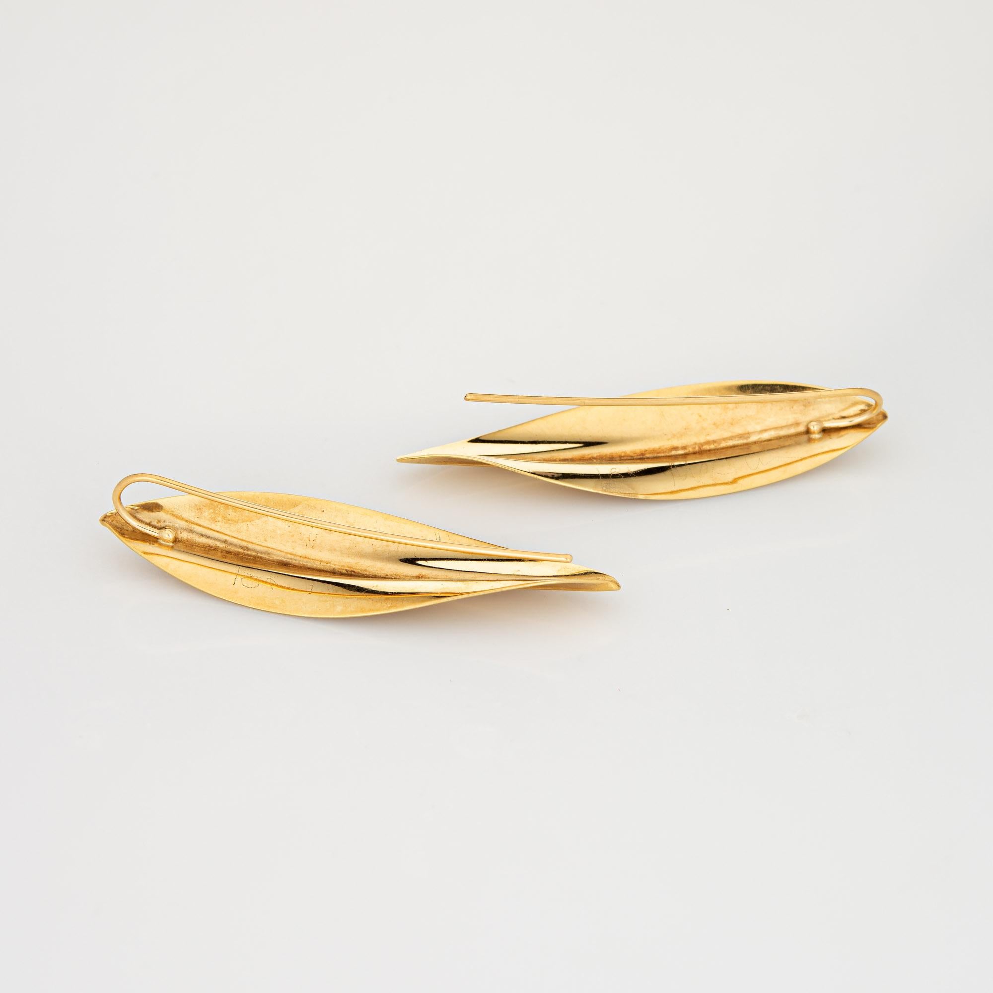 Feines, detailliertes Paar Blatt-Ohrringe aus 18 Karat Gelbgold. 

Die stilvollen Ohrringe stellen ein Blatt mit einer schönen matten Oberfläche dar. Die Ohrringe sind leicht und sitzen bequem am Ohrläppchen. Die Ohrringe sind mit Drahtbügeln für