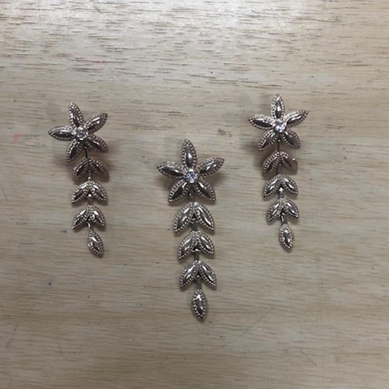 Brilliant Cut 18 Karat Gold Leaf Pattern Earrings with Diamonds For Sale