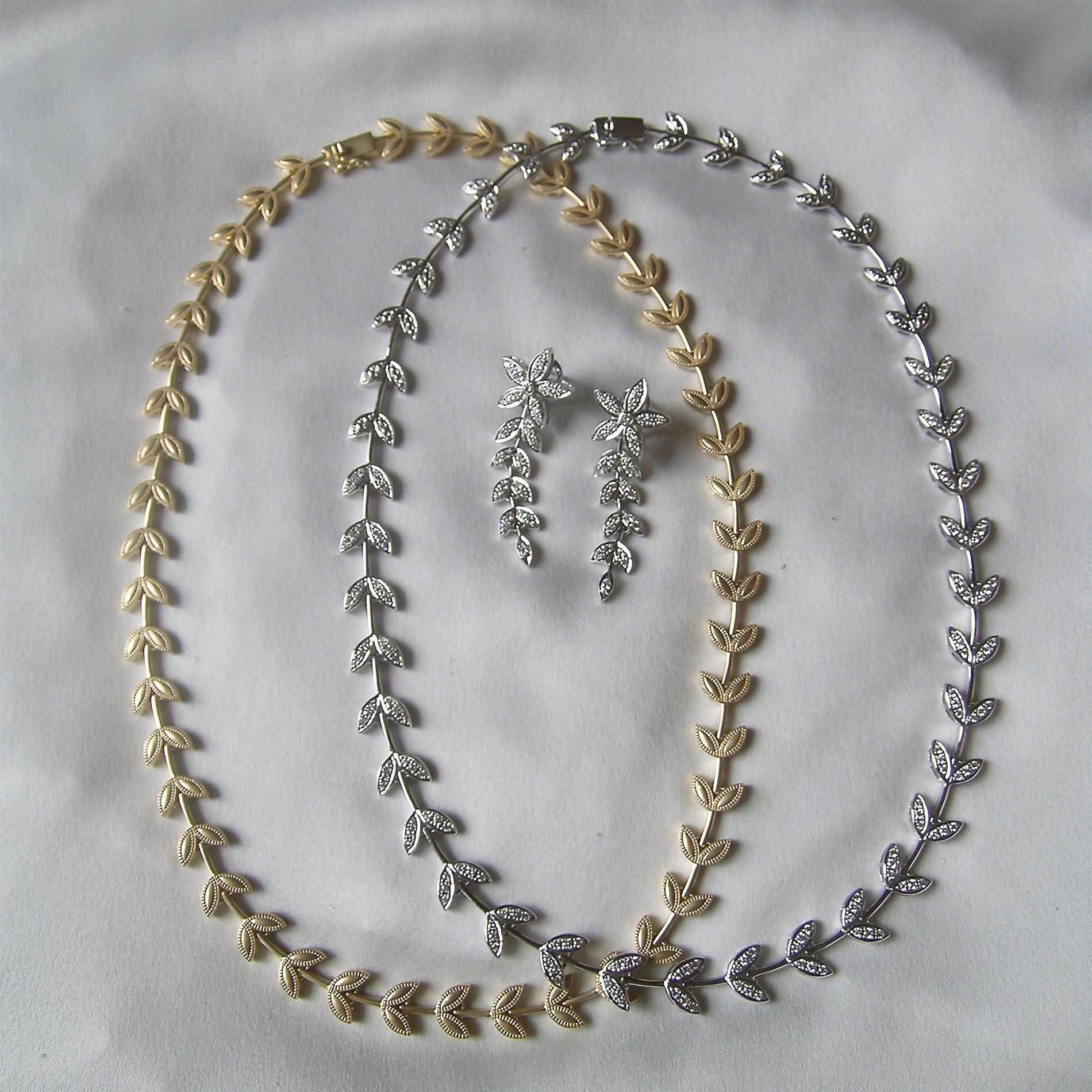 18 Karat Gold Leaf Pattern Necklace In New Condition For Sale In Eugene, OR