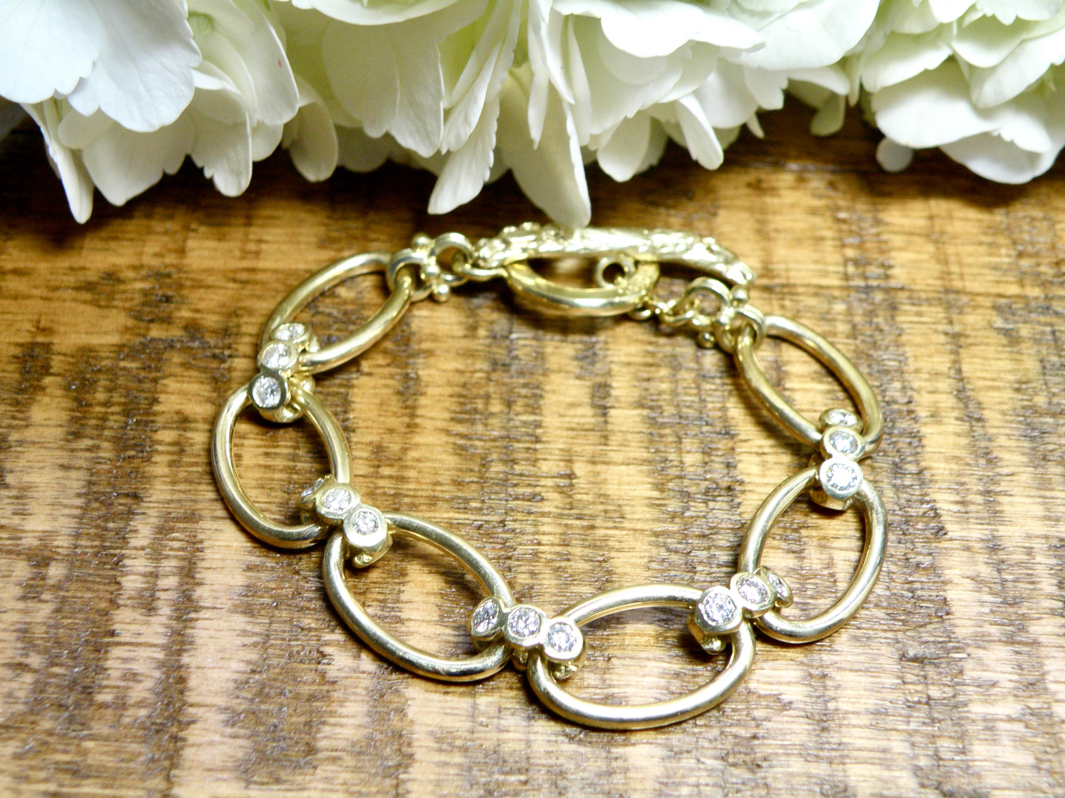 Bracelet à maillons réversible en or 18 carats avec saphir rose/blanc en vente 1