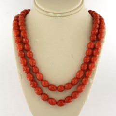 Cierre de oro de 18 quilates con diamantes talla única de hasta 0,10 ct en un collar de cuentas de coral